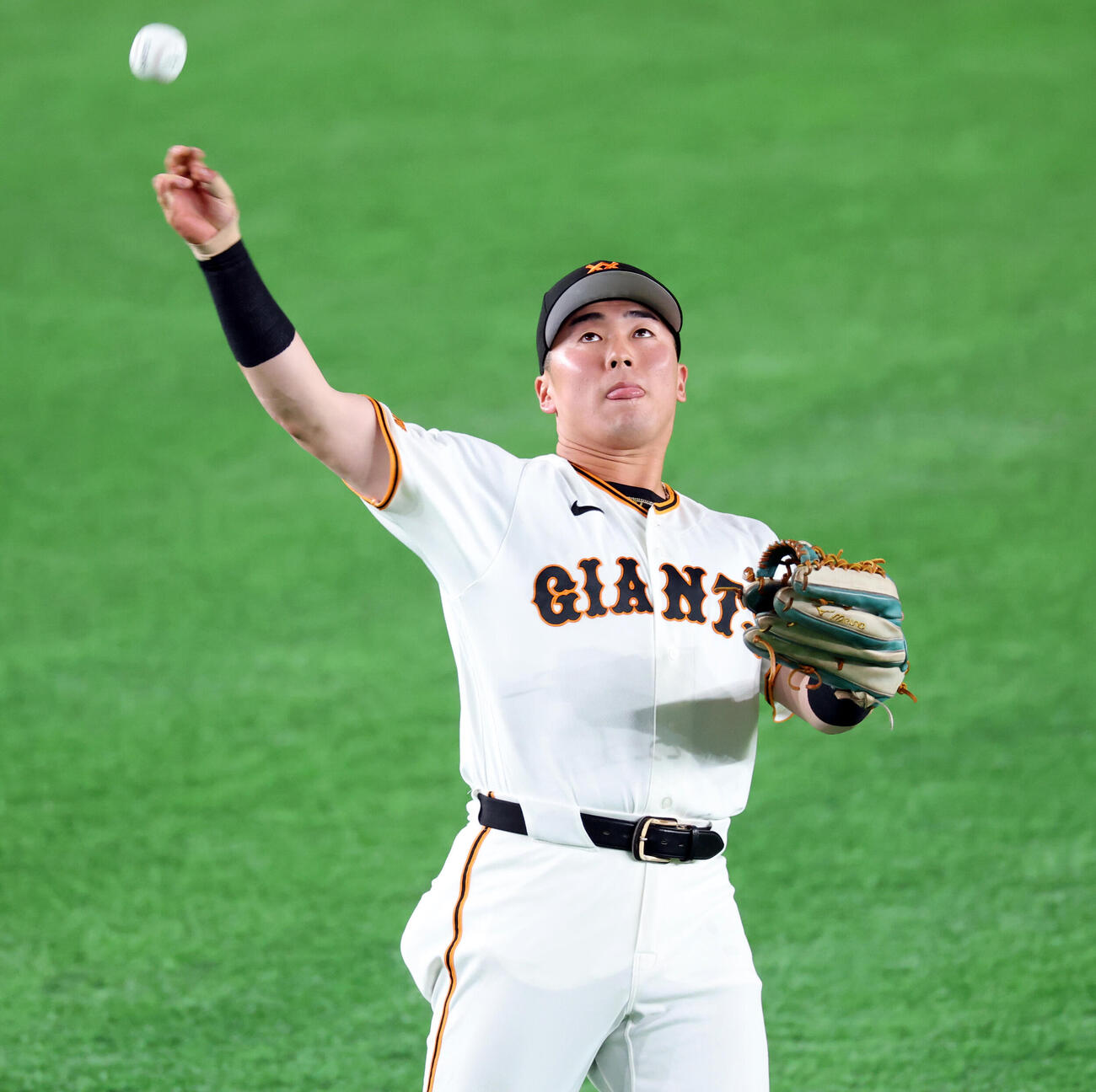 巨人対阪神　先発センターで出場の巨人浅野翔吾はスタンドにボールを投げ入れる（撮影・浅見桂子）