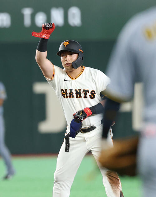 【巨人】舞い降りた幸運…浅野翔吾が今季初昇格即スタメンの初打席で二塁打　阪神守備陣お見合い