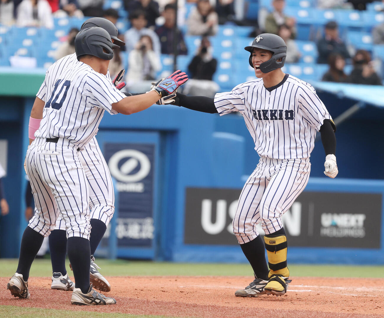 6大学野球　立大対東大　2回表立大1死満塁、伊与田恭佑（右）は満塁本塁打を放ちナインとハイタッチする（撮影・柴田隆二）