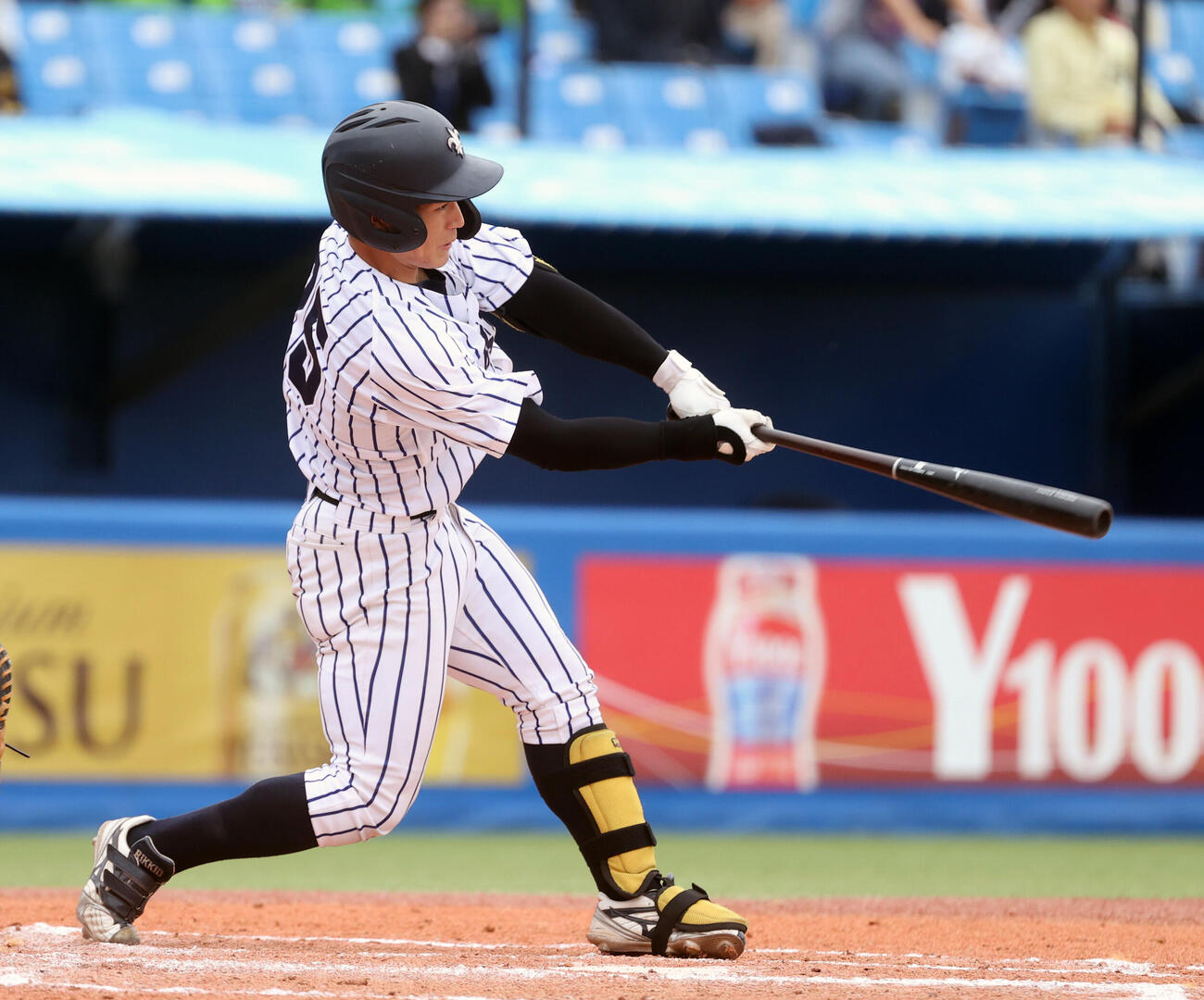 6大学野球　立大対東大　2回表立大1死満塁、伊与田恭佑は満塁本塁打を放つ（撮影・柴田隆二）