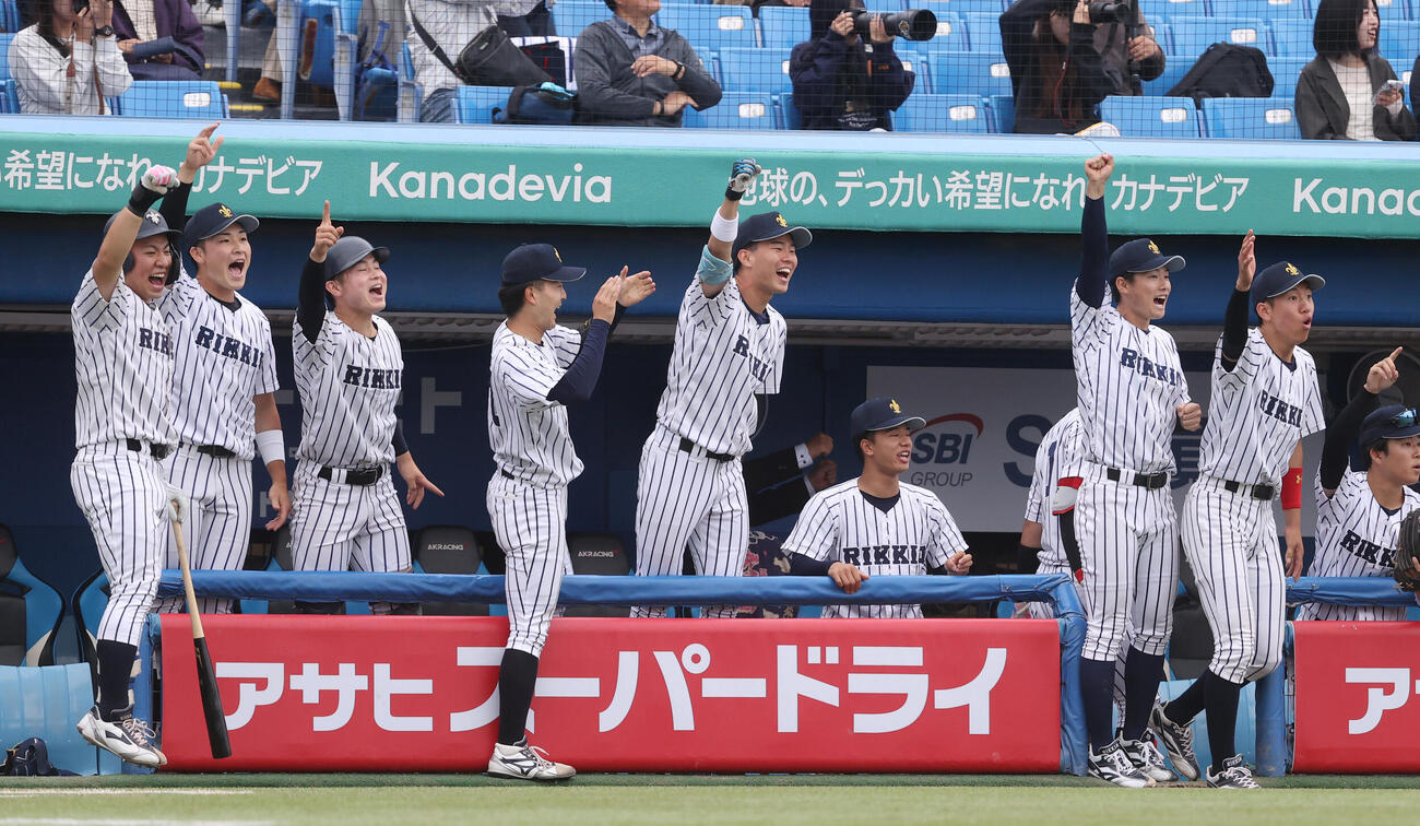 6大学野球　立大対東大　2回表立大1死満塁、伊与田恭佑の満塁本塁打に喜ぶ立大ナイン（撮影・柴田隆二）