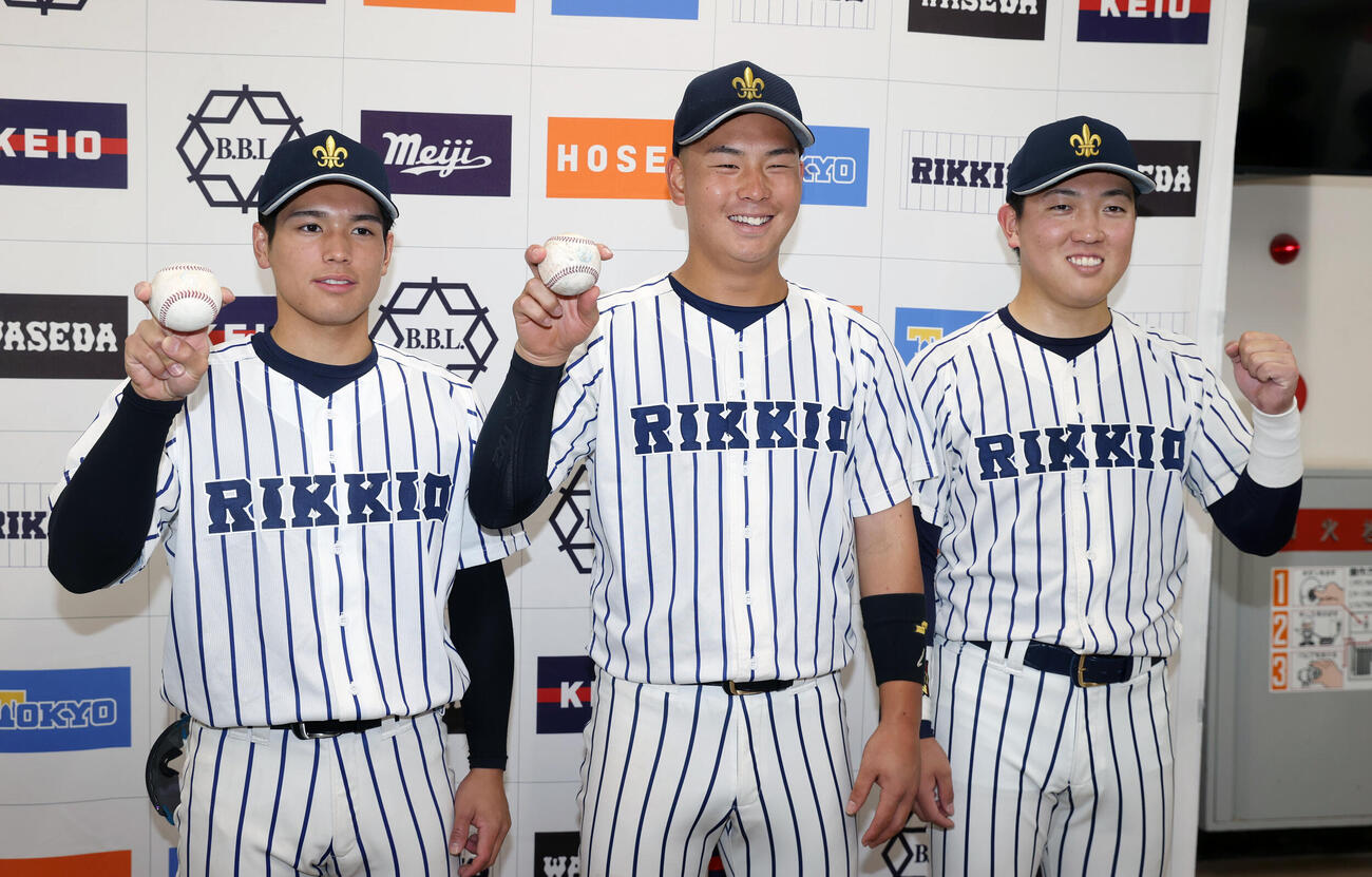 6大学野球　立大対東大　勝利した、左から立大・伊与田恭佑、丸山一喜、小林隼翔はガッツポーズする（撮影・柴田隆二）
