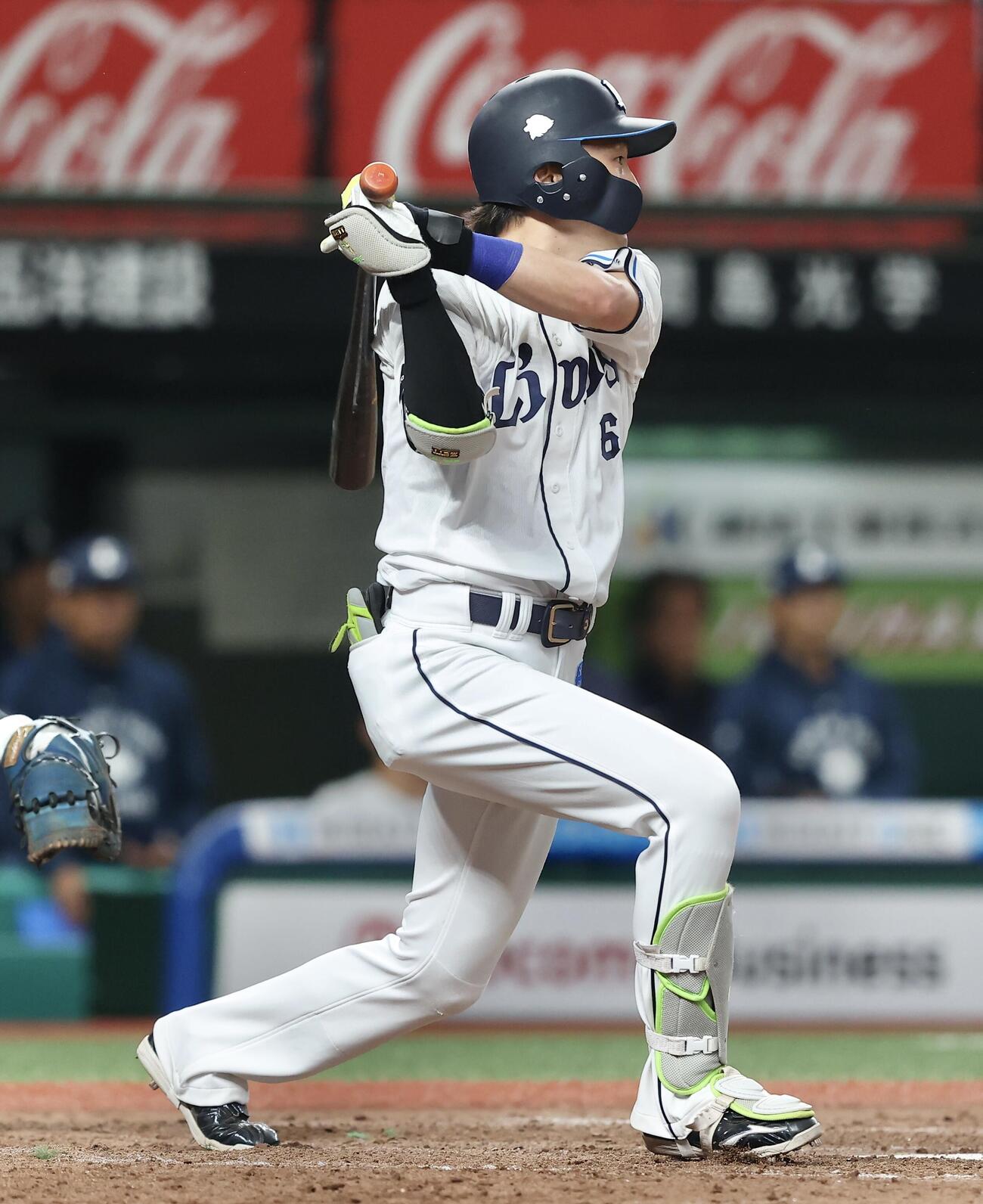 西武対オリックス　5回裏西武無死二、三塁、左犠飛を放つ源田壮亮（撮影・河田真司）