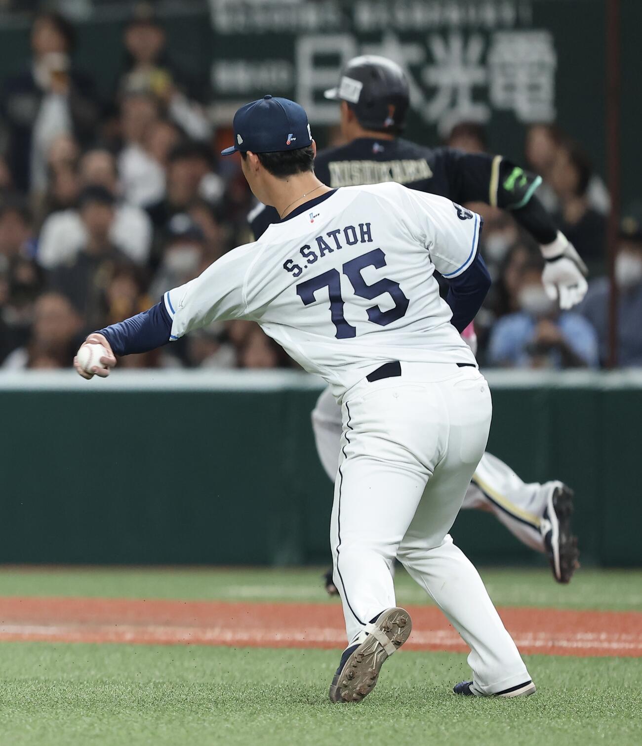 西武対オリックス　4回表オリックス無死、西川龍馬の打球を一塁に送球する佐藤爽（撮影・河田真司）