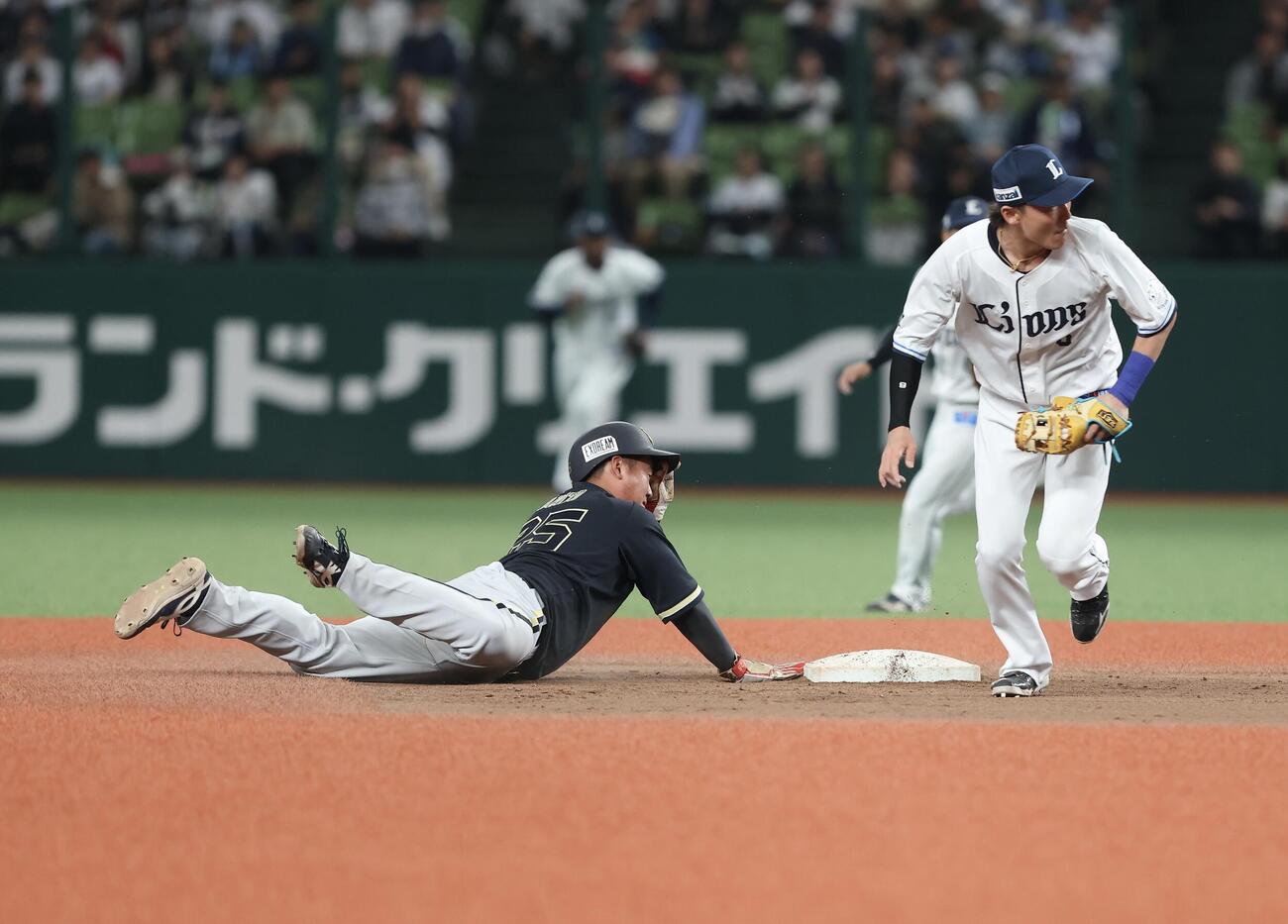 西武対オリックス　4回表オリックス2死二塁、けん制タッチアウトとなる内藤鵬（撮影・河田真司）