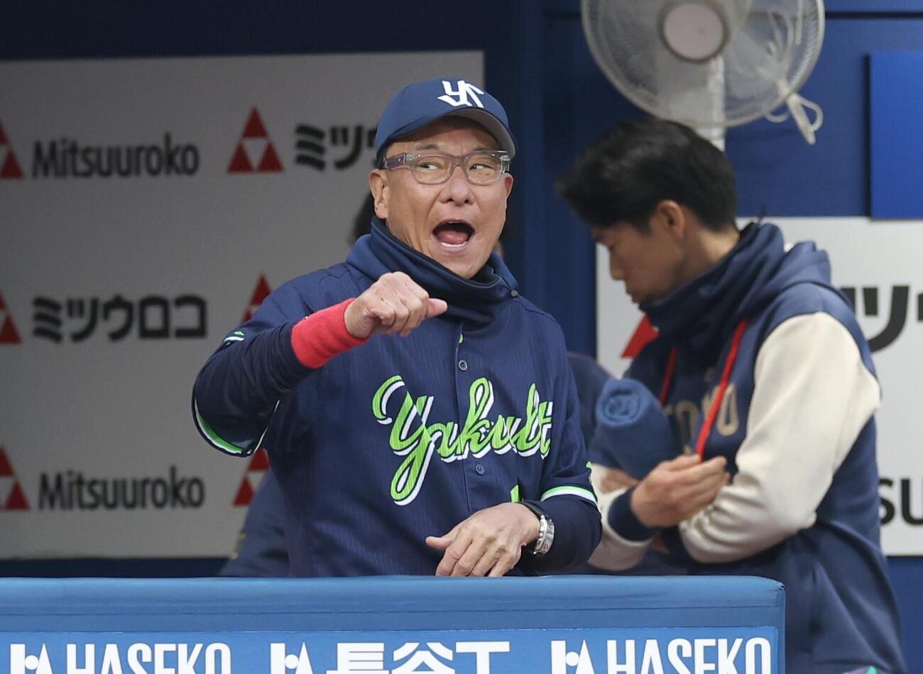 DeNA対ヤクルト　勝利の瞬間、ガッツポーズする池山隆寛監督（撮影・黒川智章）