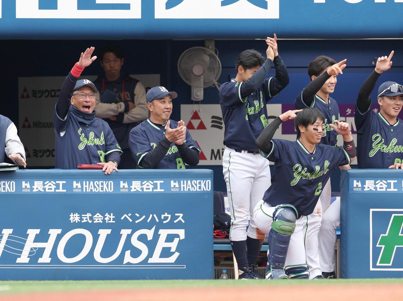 DeNA対ヤクルト　1回表に6得点し盛り上がるヤクルトベンチ。左端は池山隆寛監督（撮影・黒川智章）