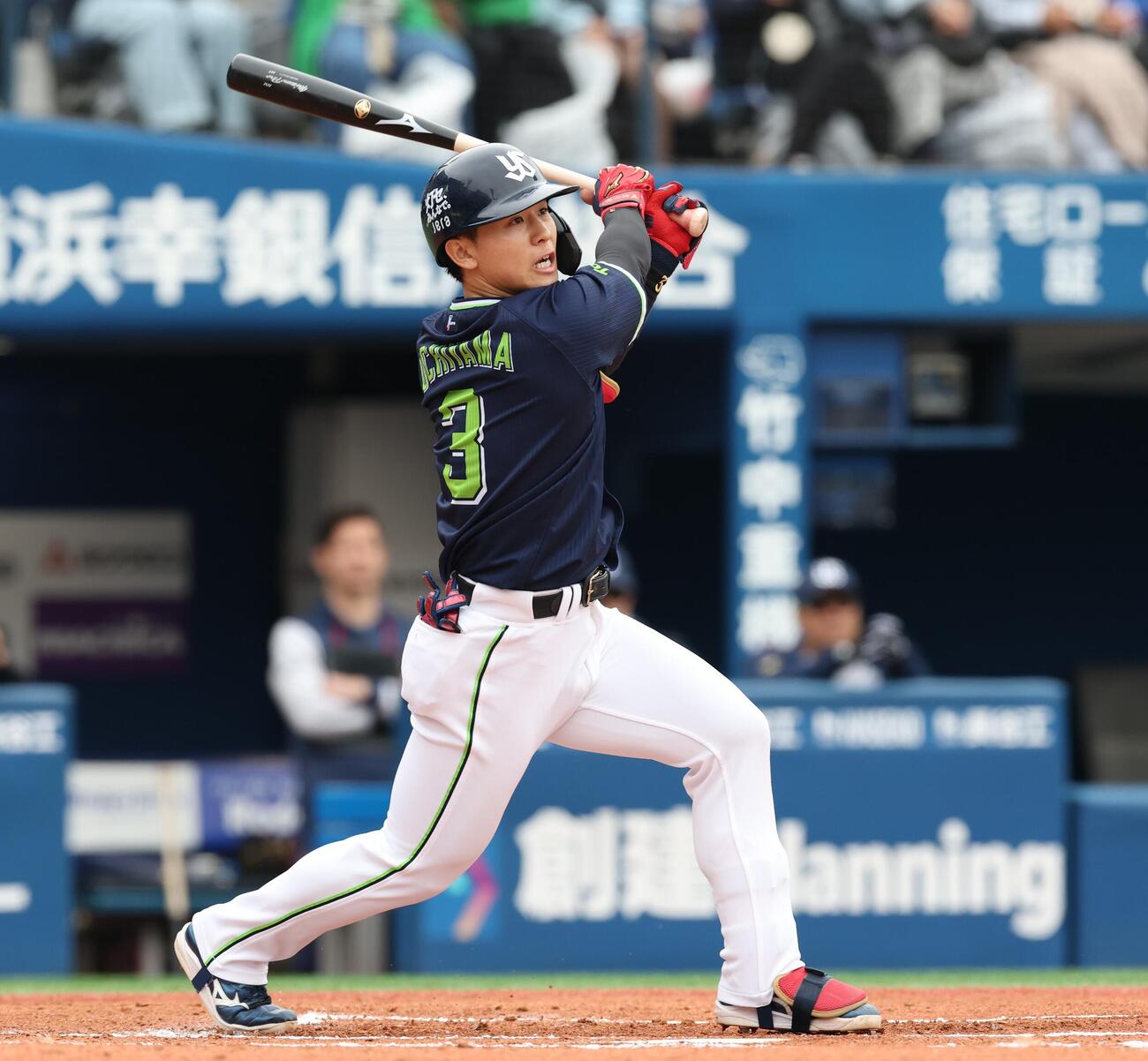 DeNA対ヤクルト　1回表ヤクルト2死、二塁打を放つ内山壮真（撮影・黒川智章）