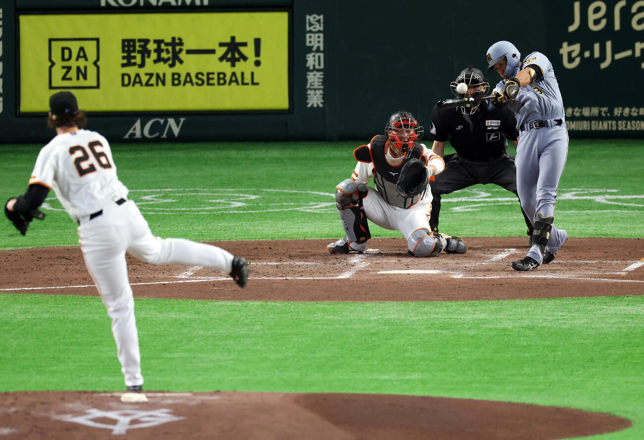 巨人対阪神　3回表阪神2死、立石正広は左前打を放つ。投手ウィットリー（撮影・浅見桂子）