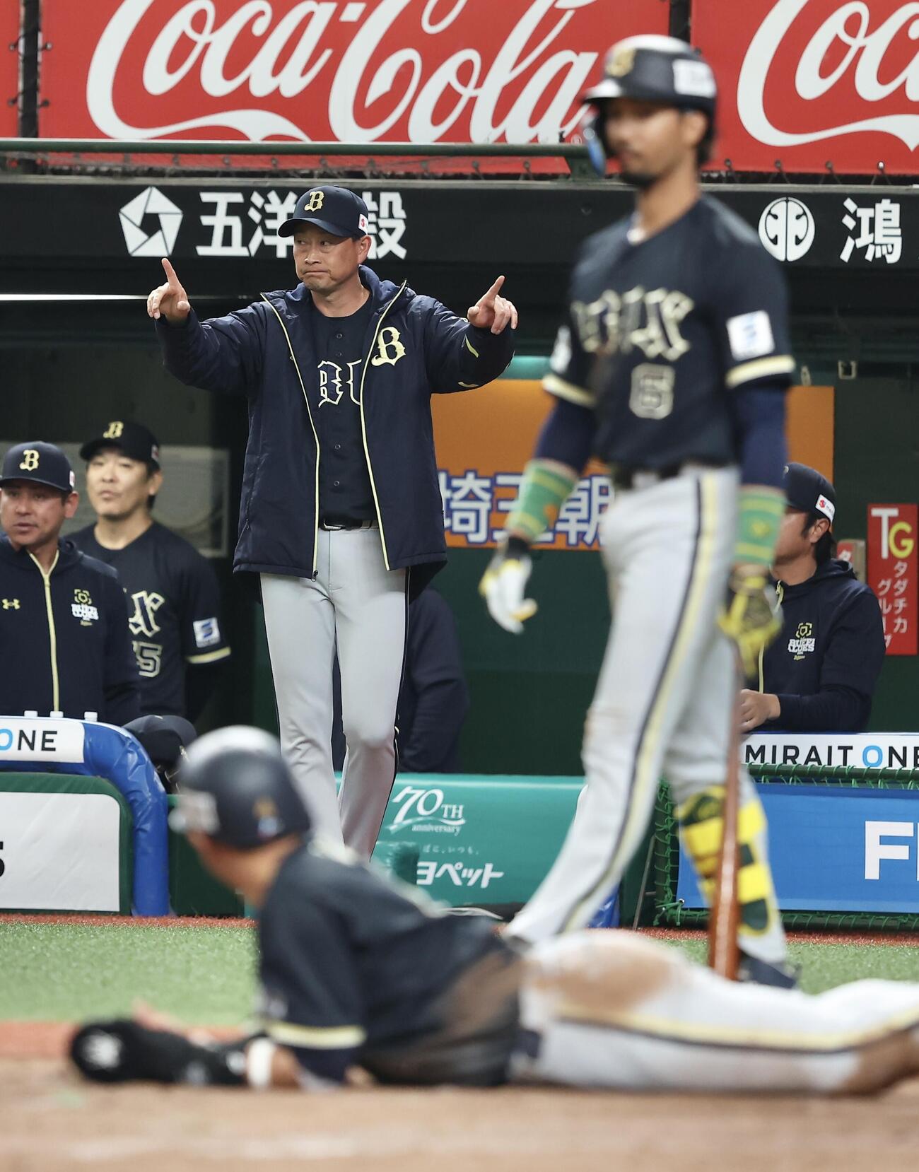西武対オリックス　4回表オリックス1死一塁、内藤鵬の二塁打からタッチアウトとなる森友哉の判定に対してリクエストする岸田護衛監督（撮影・河田真司）