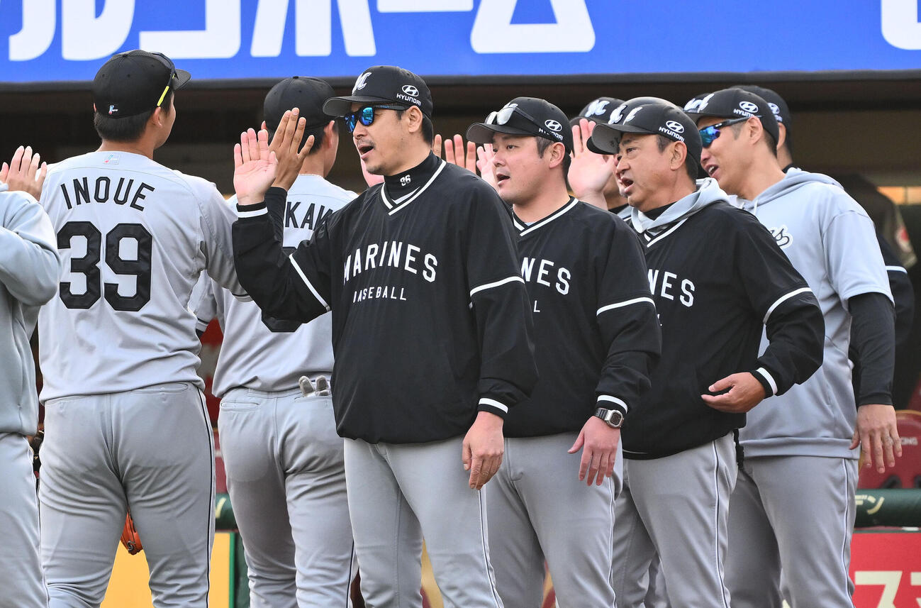 楽天対ロッテ　試合に勝利し選手を向けるロッテサブロー監督（左から3人目）（撮影・滝沢徹郎）