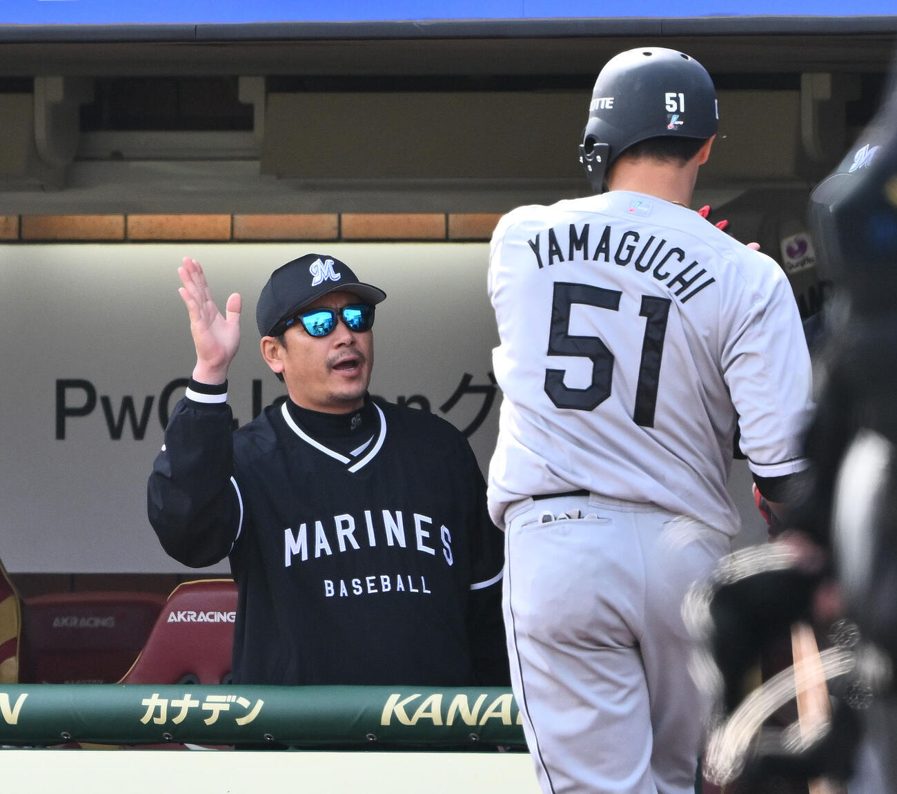 楽天対ロッテ　6回表ロッテ2死、ソロ本塁打を放った山口航輝（手前）を迎えるサブロー監督（撮影・滝沢徹郎）