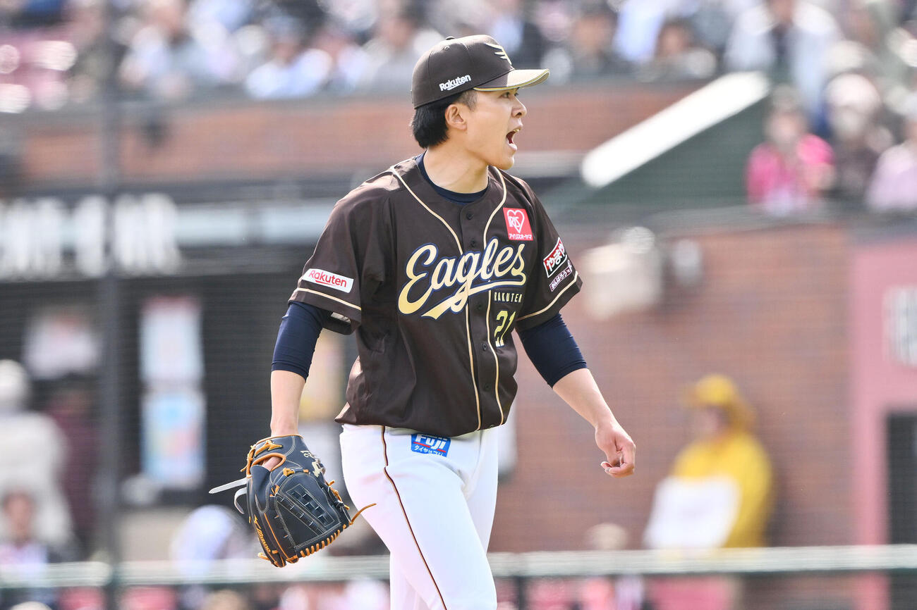 楽天対ロッテ　5回表ロッテ2死一、二塁、西川史礁を空振り三振に仕留め雄たけびを上げる早川隆久（撮影・滝沢徹郎）