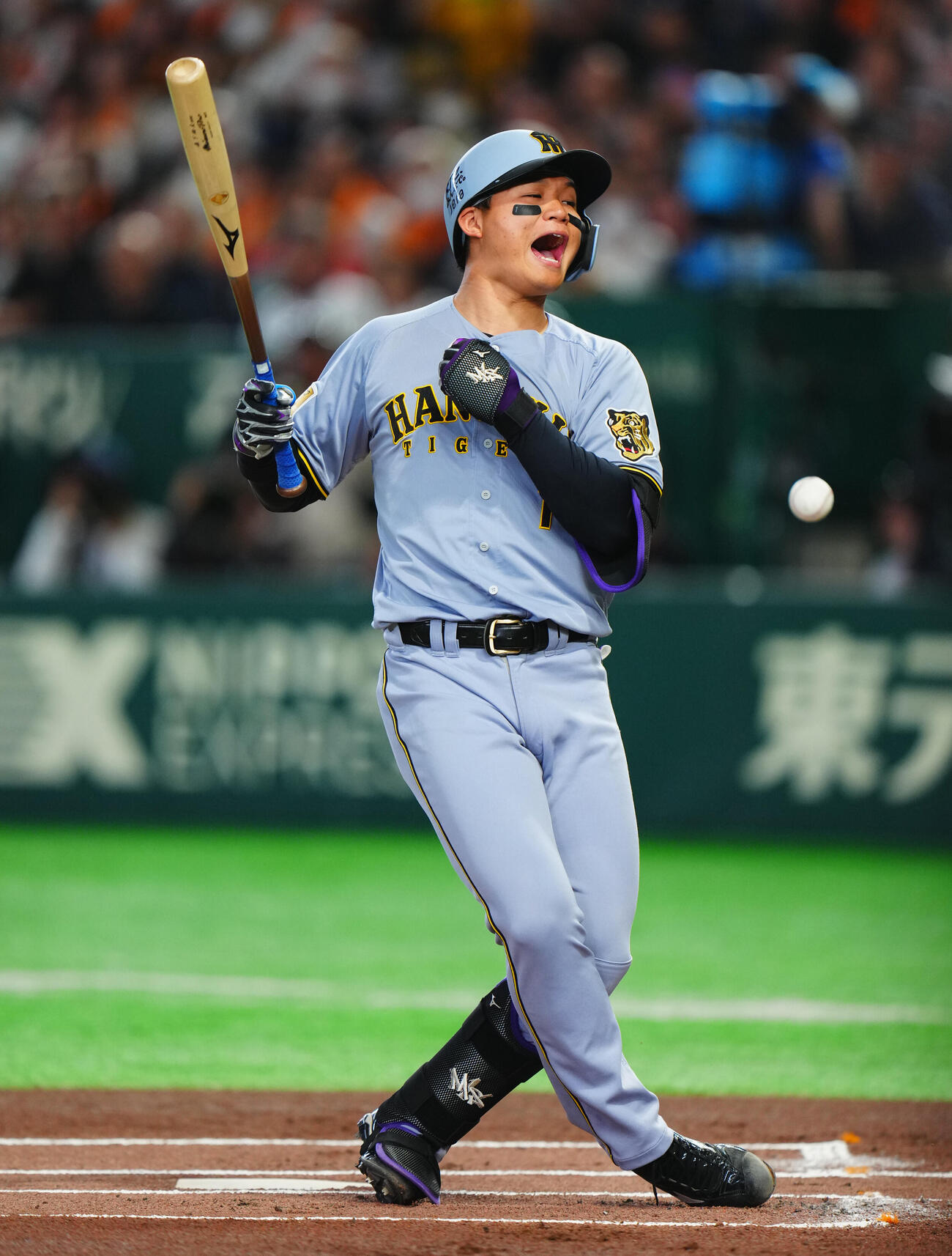 巨人対阪神　1回表阪神2死、死球を受ける森下翔太（撮影・垰建太）