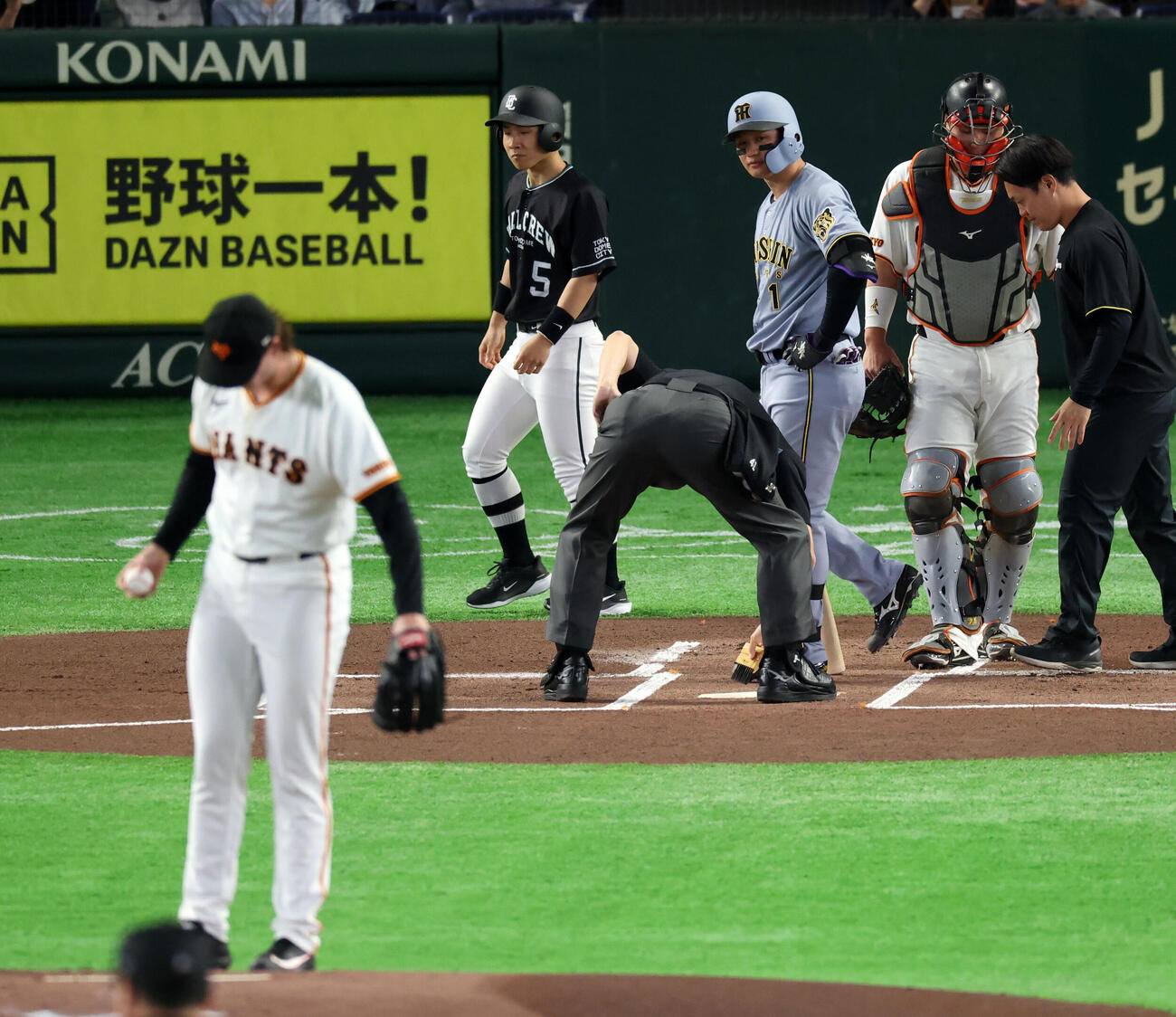 巨人対阪神　1回表阪神2死、森下翔太は死球を受け、投手ウィットリーに視線を送る（撮影・浅見桂子）