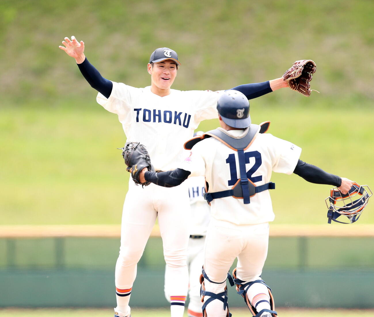 東北福祉大対東北学院大　優勝を喜ぶ東北福祉大・猪俣駿太（左）