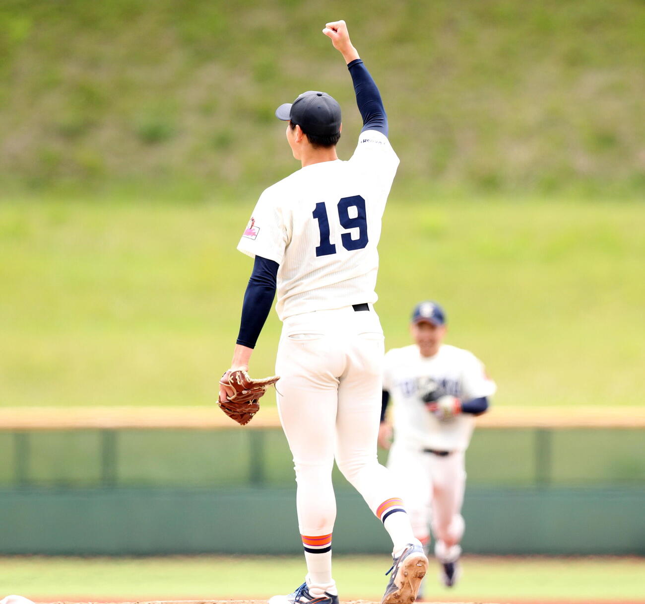 東北福祉大対東北学院大　優勝しガッツポーズする東北福祉大・猪俣駿太