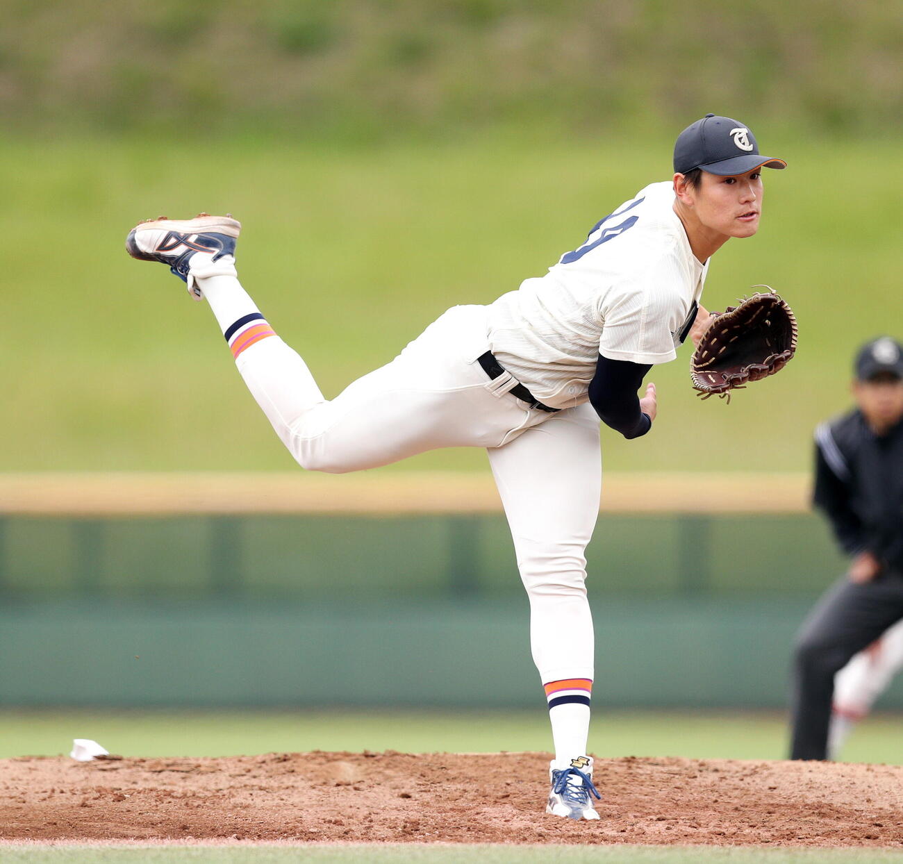 東北福祉大対東北学院大　先発した東北福祉大・猪俣駿太