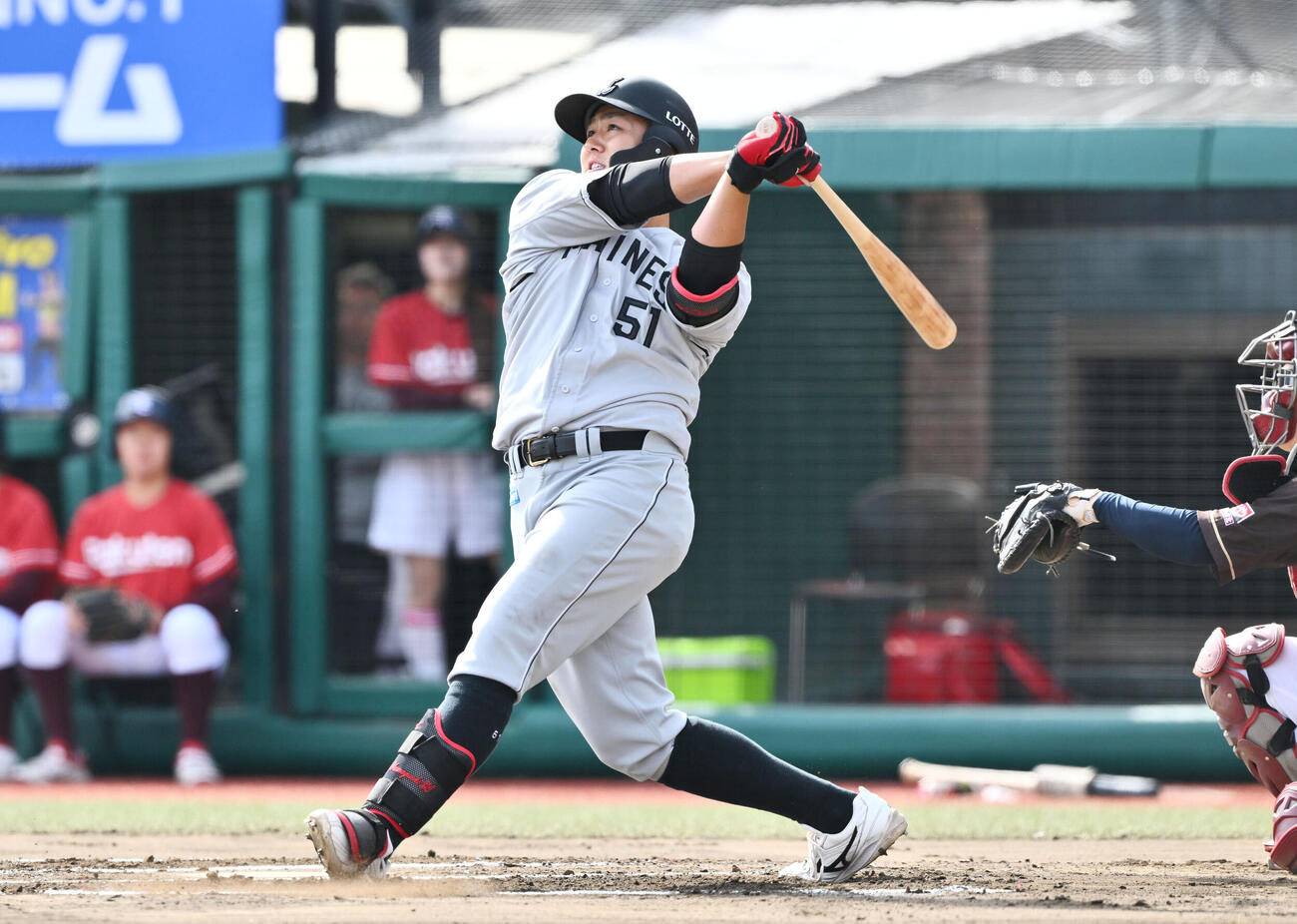 楽天対ロッテ　6回表ロッテ2死、山口航輝は左越えソロ本塁打を放つ（撮影・滝沢徹郎）