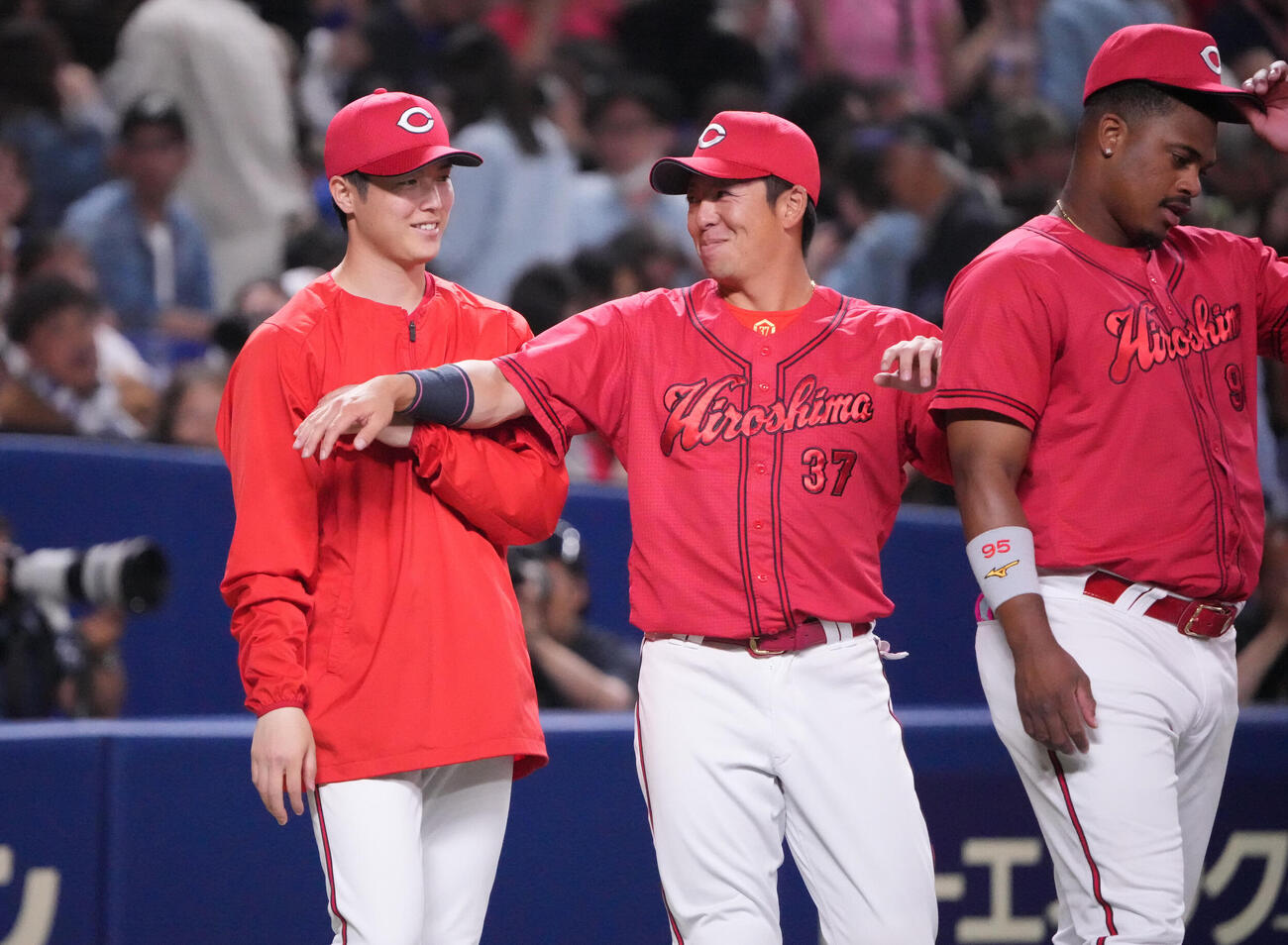 中日対広島　試合終了、森下暢仁（左）は明るい表情でナインを迎える（撮影・森本幸一）