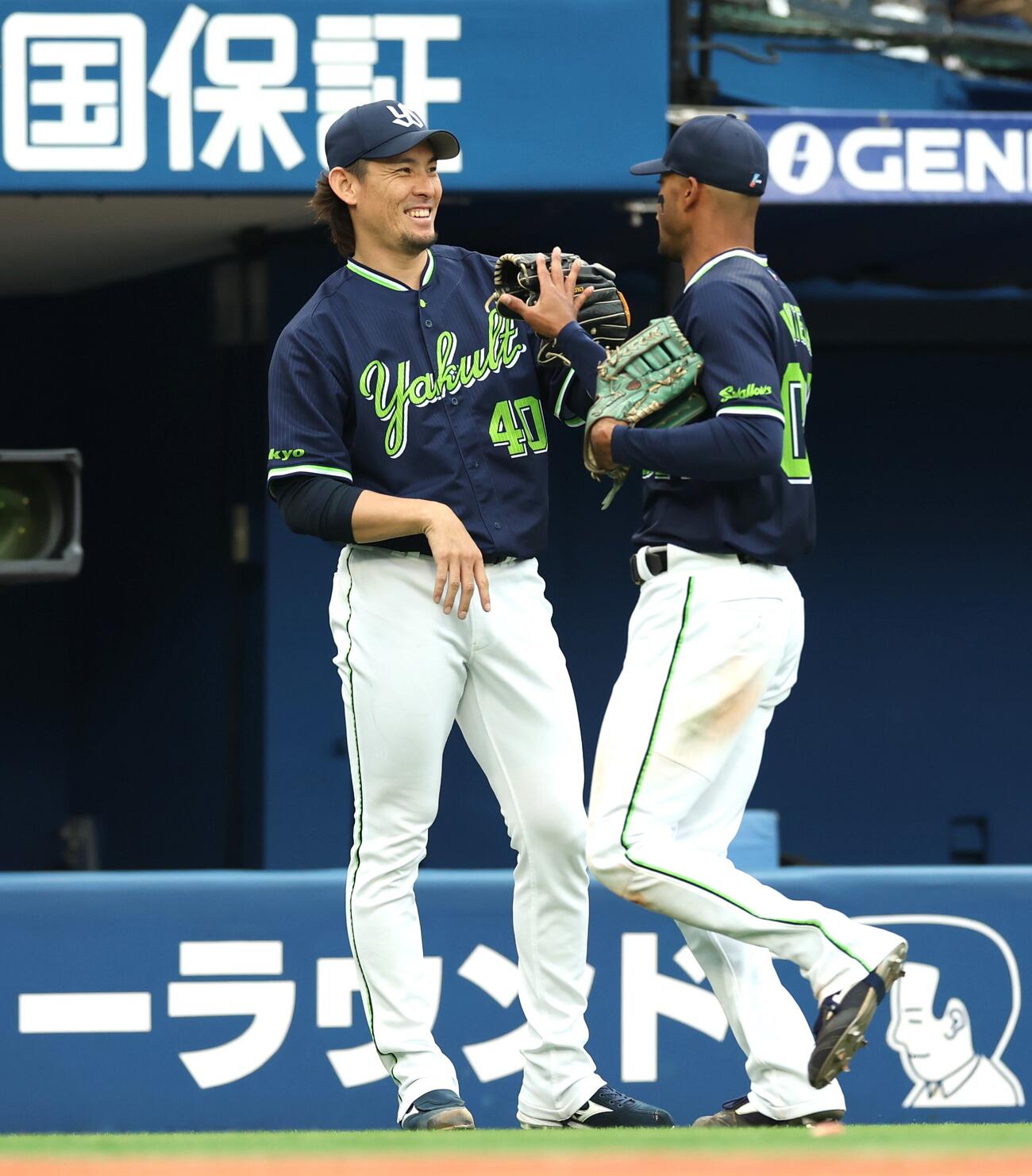 DeNA対ヤクルト　6回裏、無失点に抑えモンテルを笑顔で出迎える高梨裕稔（撮影・黒川智章）＝2026年5月23日