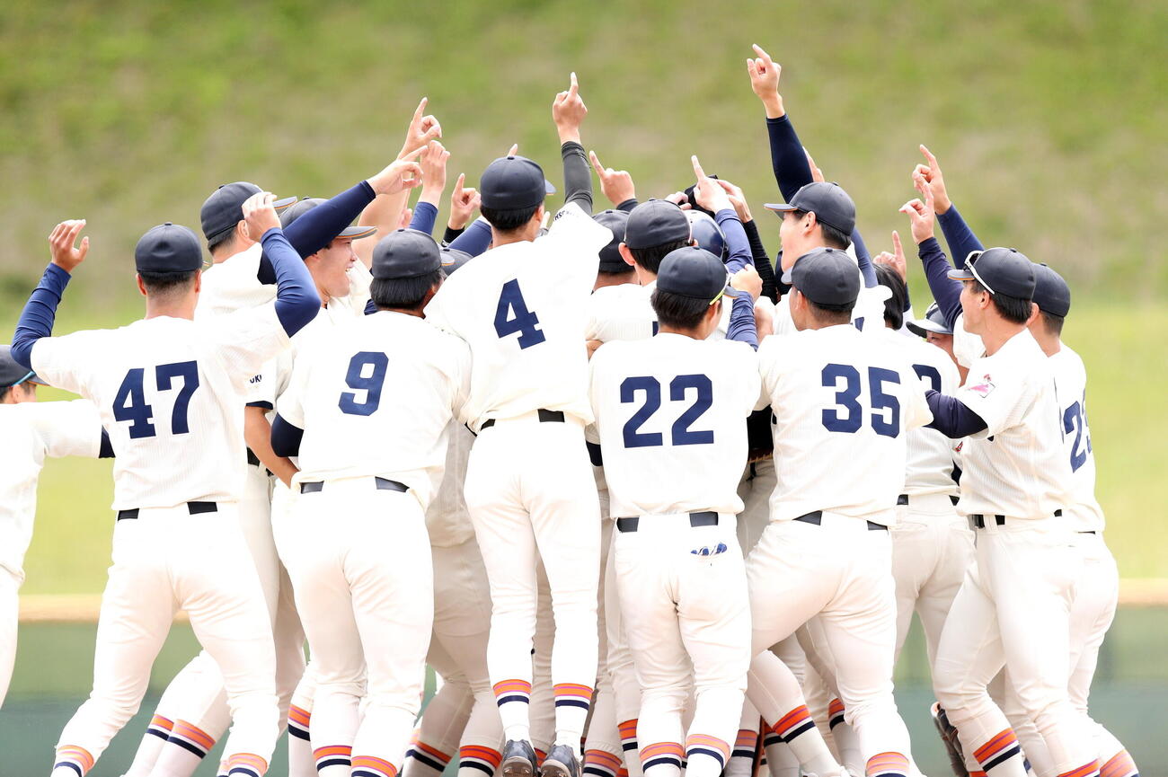 東北福祉大対東北学院大　優勝し、マウンドに集まる東北福祉大の選手ら