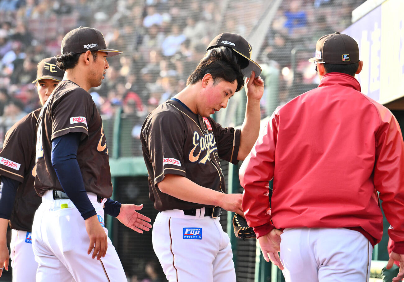 楽天対ロッテ　9回表途中で降板する楽天藤平尚真（左から3人目）（撮影・滝沢徹郎）