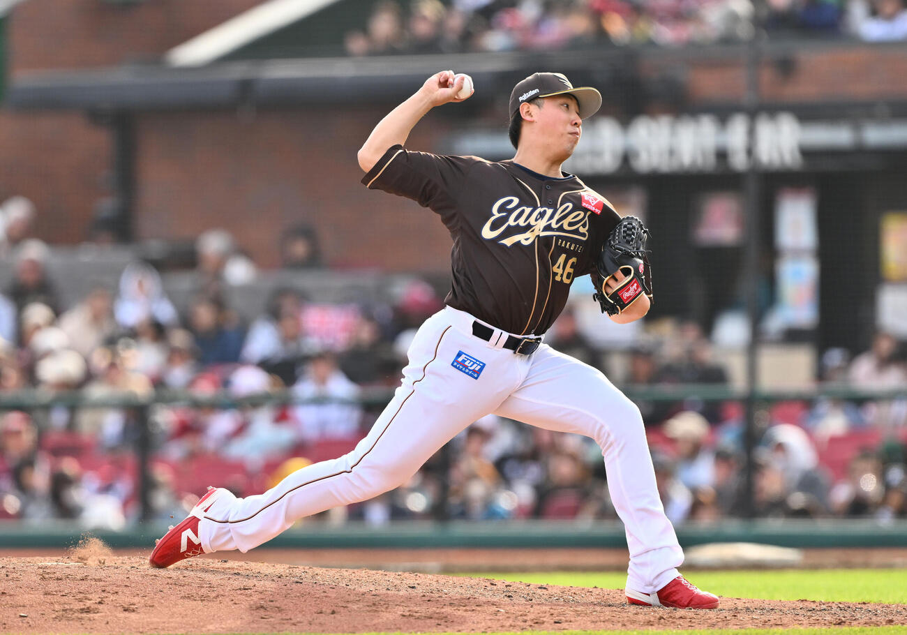 楽天対ロッテ　9回表、楽天3番手で登板する藤平尚真（撮影・滝沢徹郎）