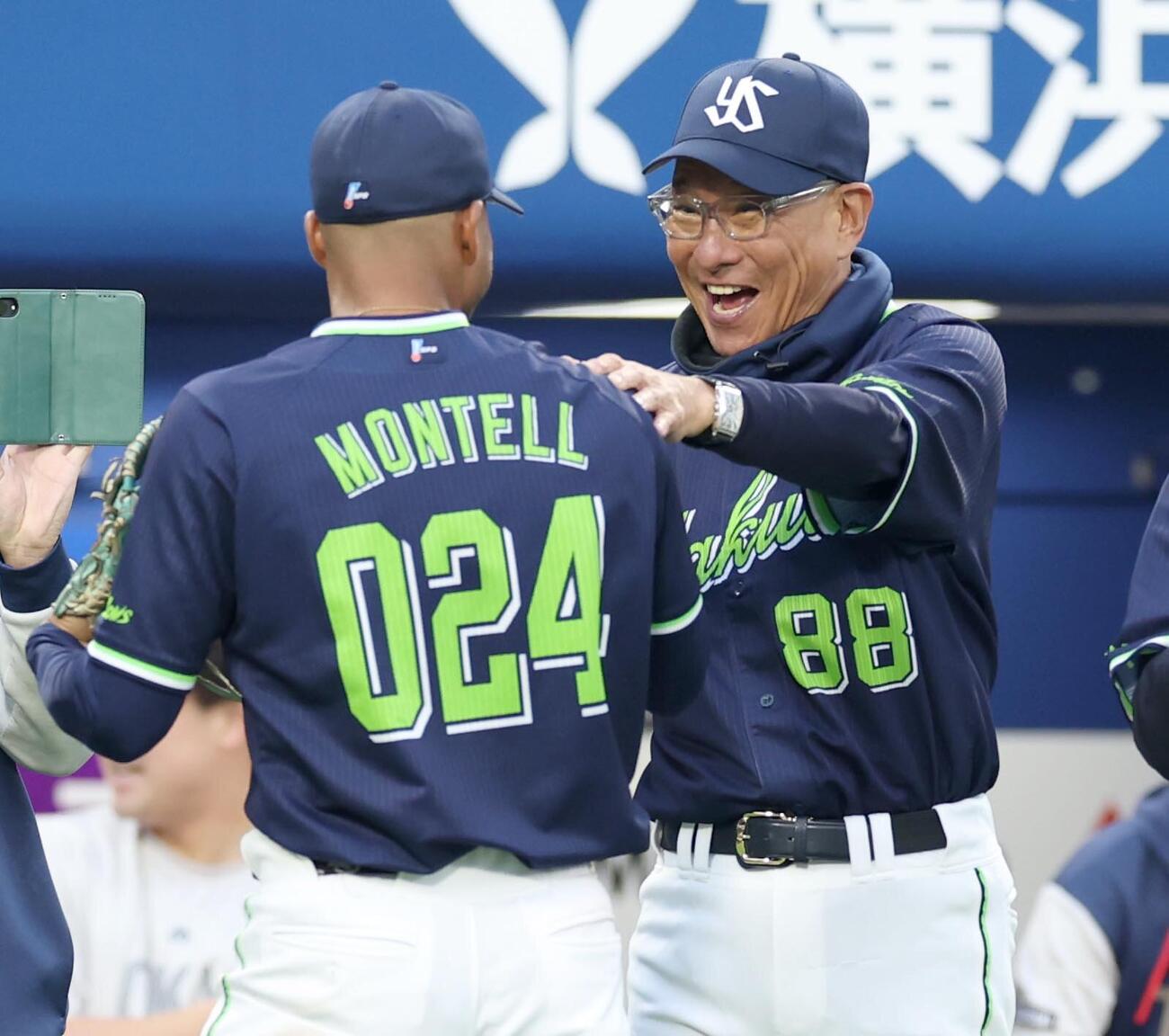 DeNA対ヤクルト　試合後、モンテルを出迎える池山隆寛監督（撮影・黒川智章）