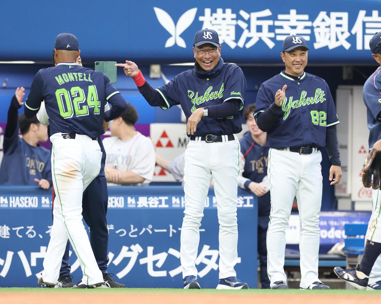 DeNA対ヤクルト　試合後、モンテルを出迎える池山隆寛監督（撮影・黒川智章）