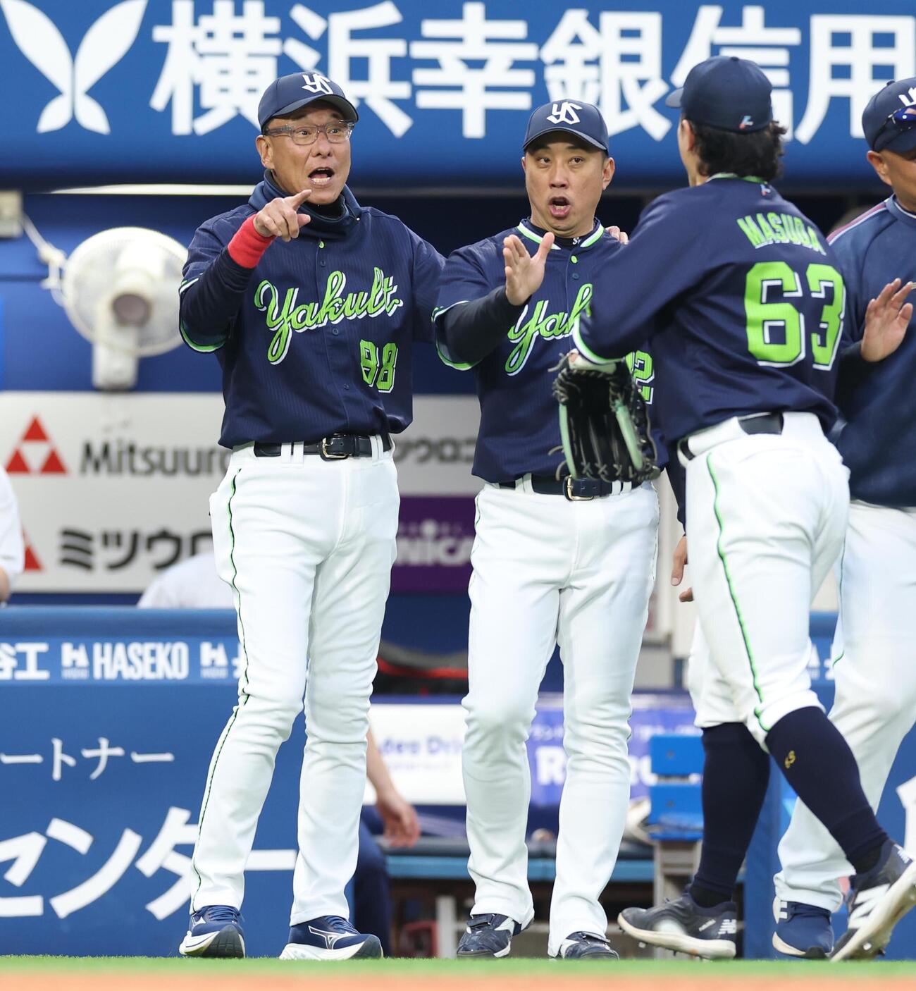 DeNA対ヤクルト　試合後、ナインを出迎える池山隆寛監督（撮影・黒川智章）