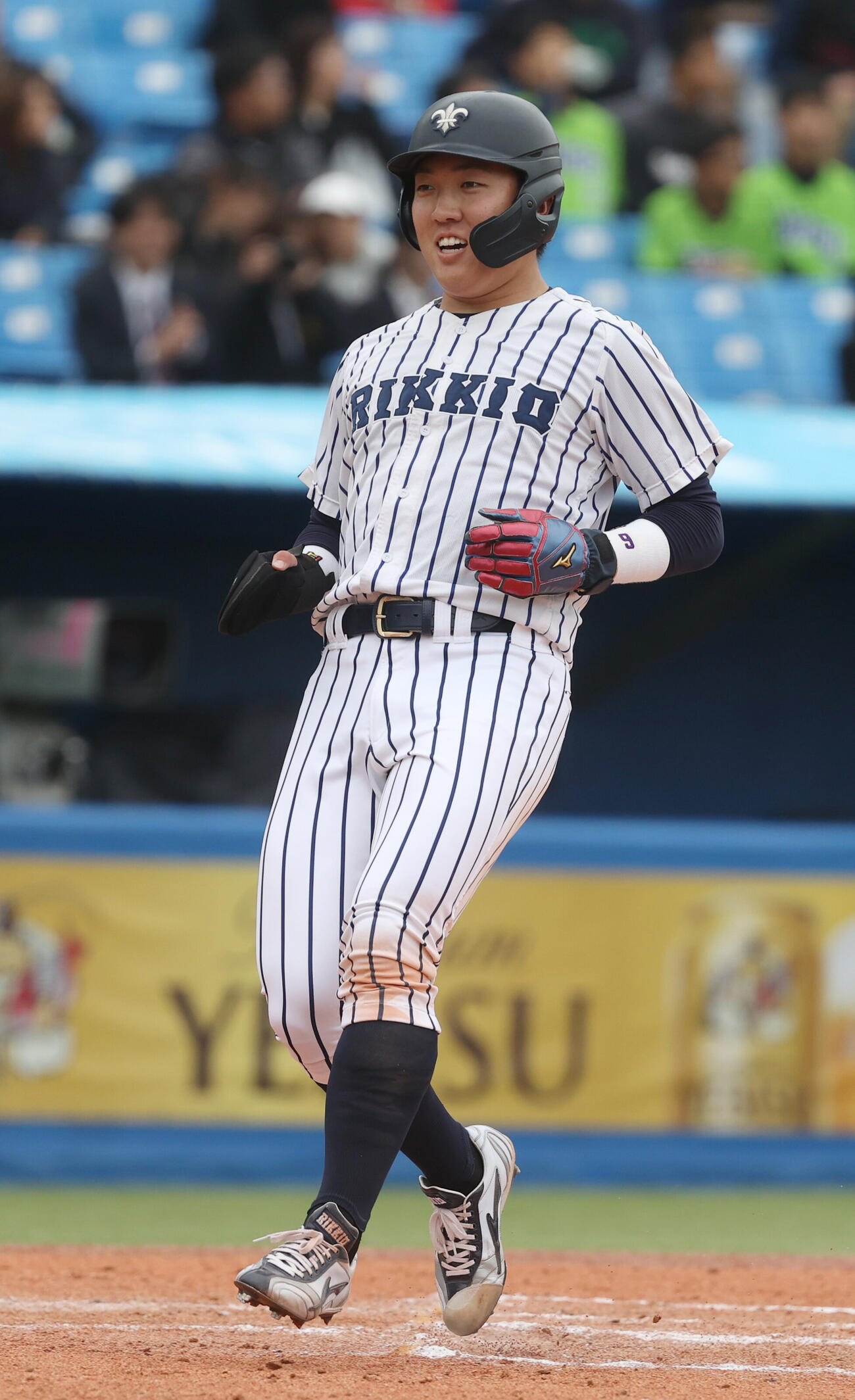 6大学野球　立大対東大　2回表立大無死一、二塁、落合智哉の適時打で二塁走者小林隼翔が生還する（撮影・柴田隆二）