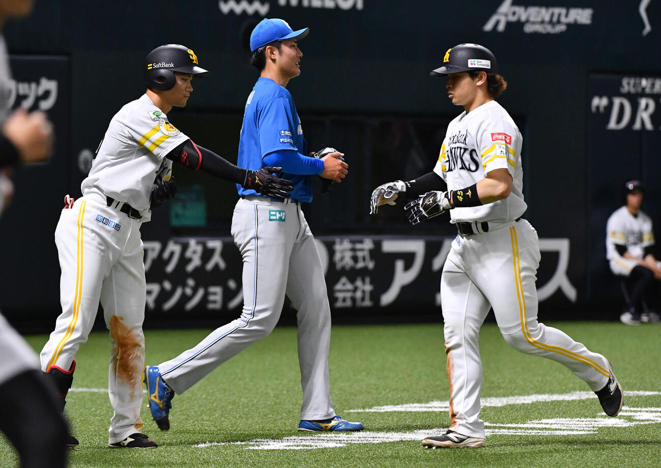 ソフトバンク日本ハム　8回裏ソフトバンク1死一、二塁、野村勇に左前適時打を打たれた清水大暉（撮影・岩下翔太）
