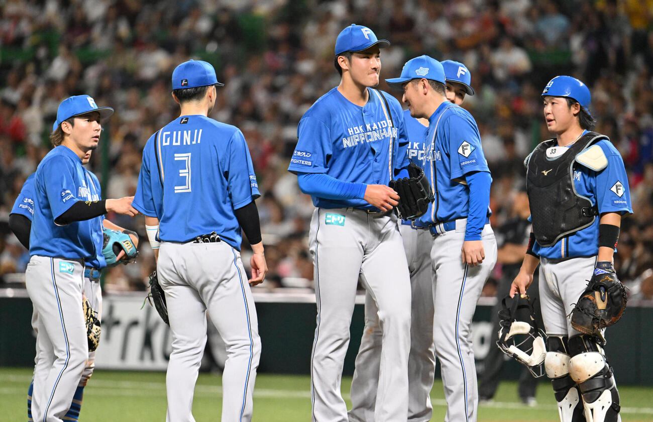 ソフトバンク対日本ハム　8回裏ソフトバンク2死一、二塁、降板する清水大暉（中央）（撮影・林敢治）