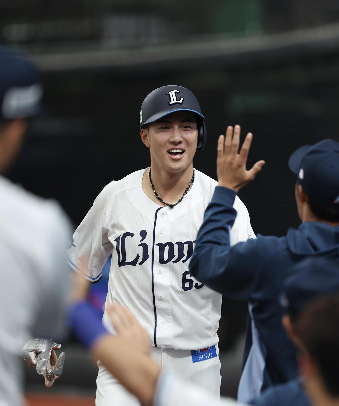 西武対オリックス　2回裏西武1死一、二塁、カナリオの先制左前適時打で生還する長谷川信哉（撮影・河田真司）
