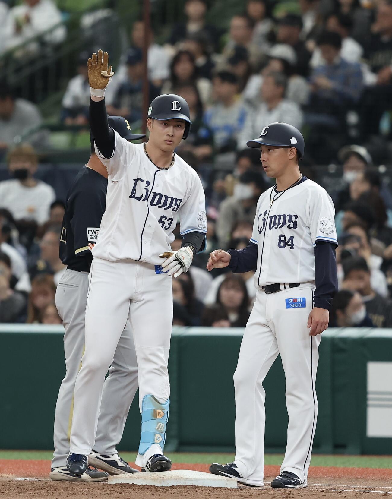 西武対オリックス　2回裏西武1死、中前打を放ち出塁する長谷川信哉（撮影・河田真司）