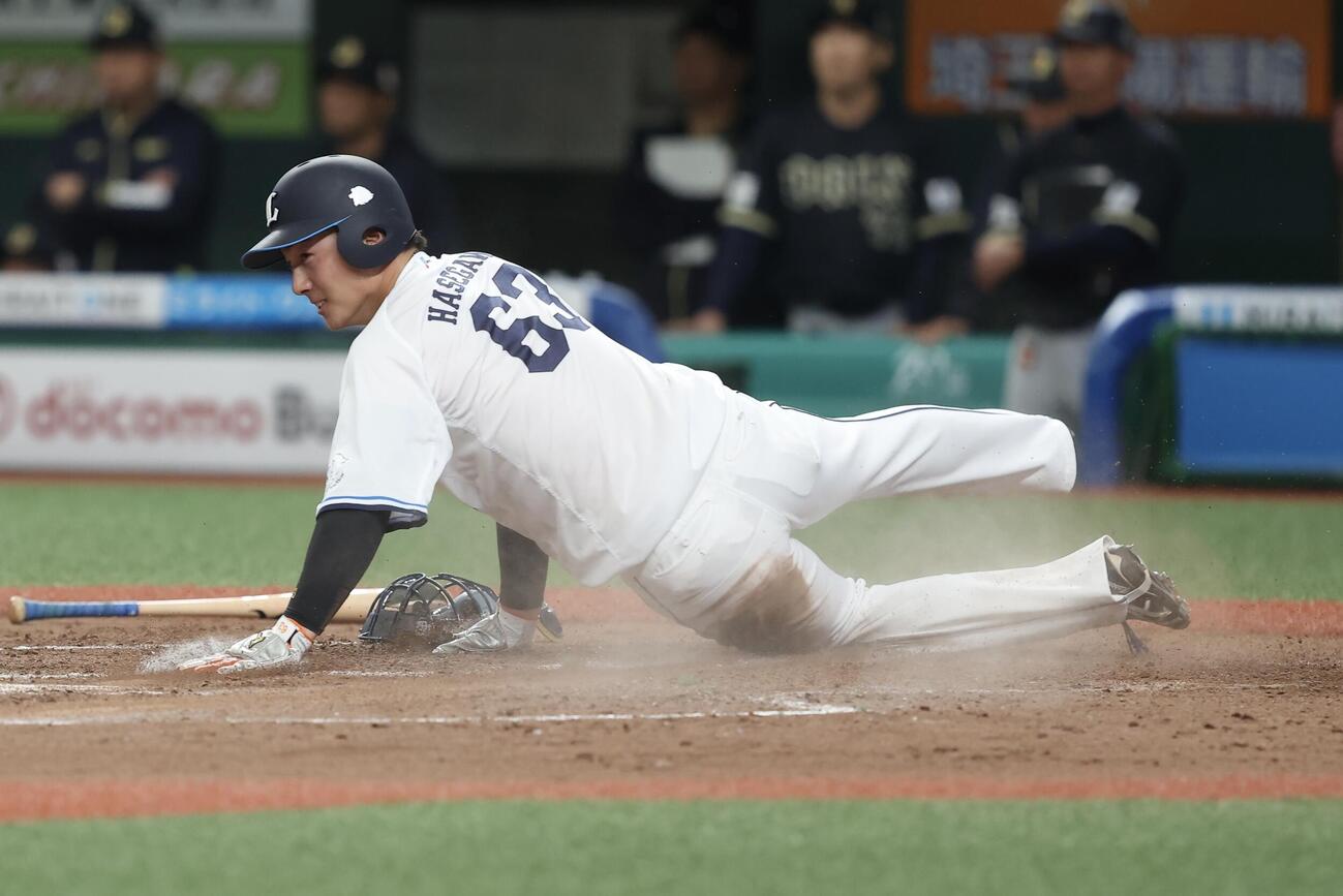 西武対オリックス　2回裏西武1死一、二塁、カナリオの先制左前適時打で生還する長谷川信哉（撮影・河田真司）