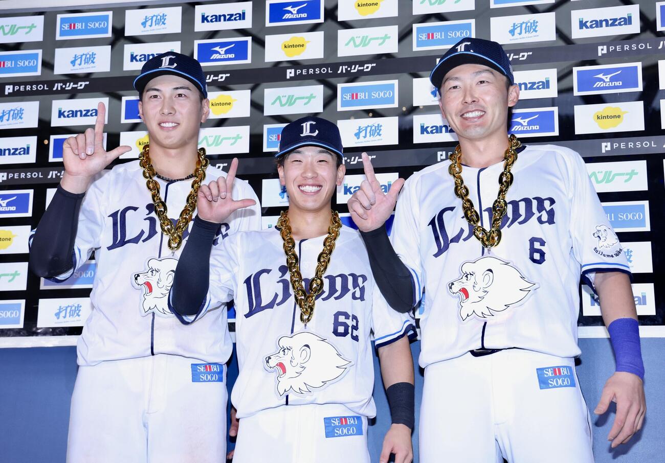 西武対オリックス　オリックスに勝利し、Lポーズで写真に納まる西武の、左から長谷川信哉、滝沢夏央、源田壮亮（撮影・河田真司）