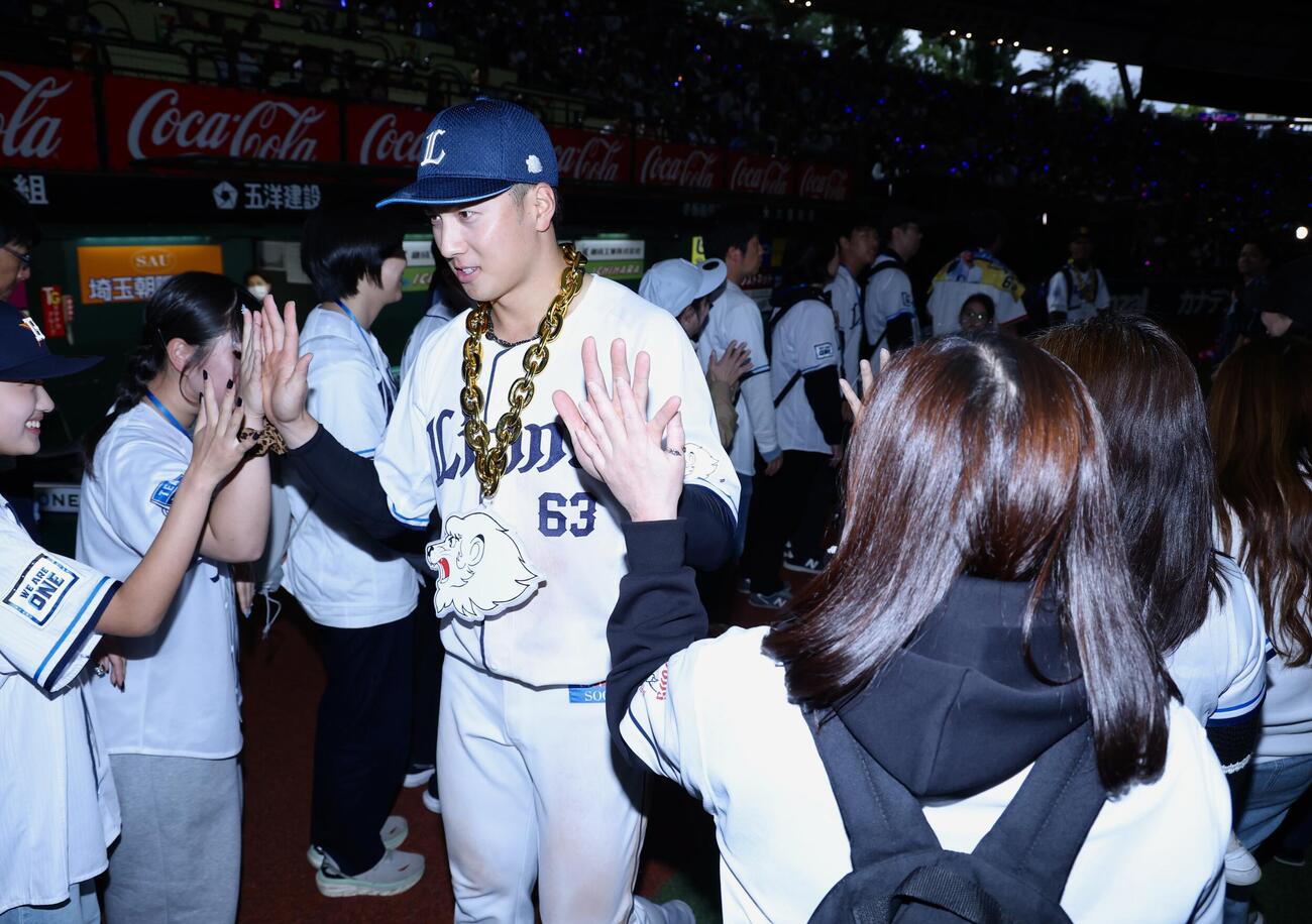西武対オリックス　オリックスに勝利し、ファンとタッチを交わす長谷川信哉（撮影・河田真司）