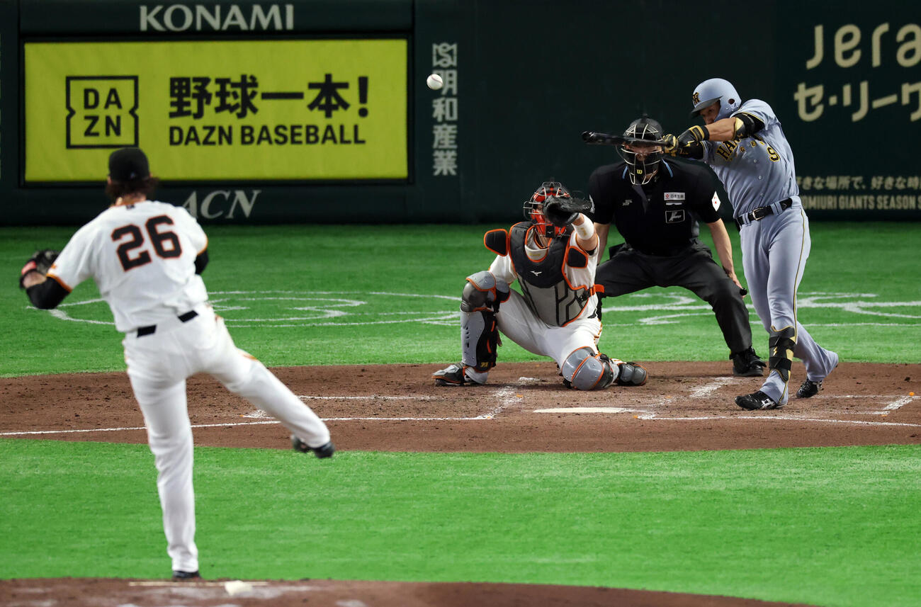 巨人対阪神　5回表阪神2死二、三塁、立石正広は2点適時打を放つ。投手ウィットリー（撮影・浅見桂子）