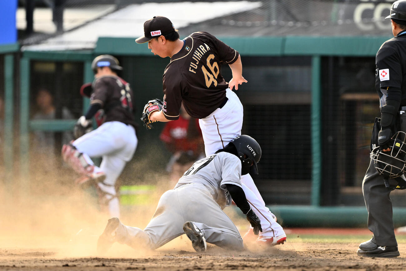 楽天対ロッテ　9回表ロッテ1死一、三塁、藤平尚真（上）は暴投で三塁走者小川龍成の生還を許す（撮影・滝沢徹郎）
