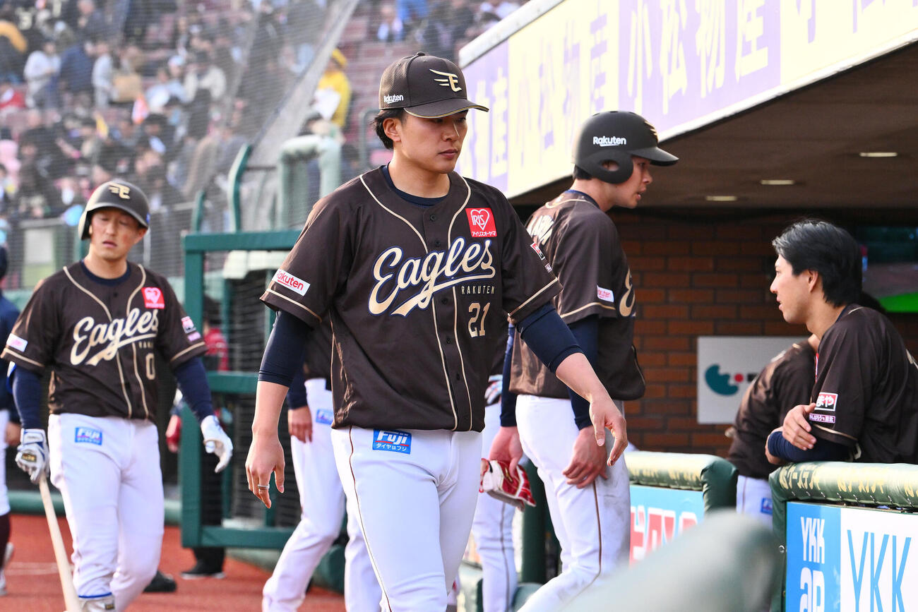楽天対ロッテ　試合に敗れ引き揚げる楽天早川隆久（手前）（撮影・滝沢徹郎）