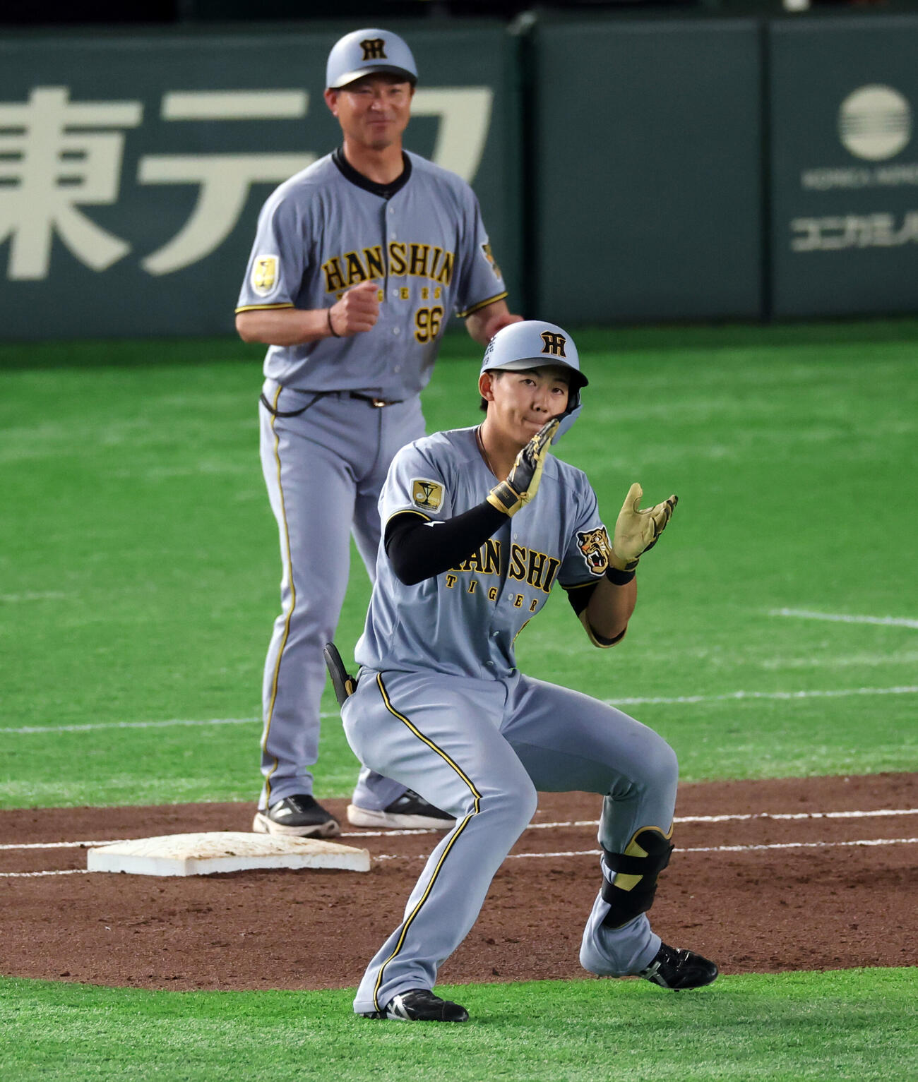 巨人対阪神　5回表阪神2死二、三塁、立石正広は2点適時打を放ち拍手（撮影・浅見桂子）