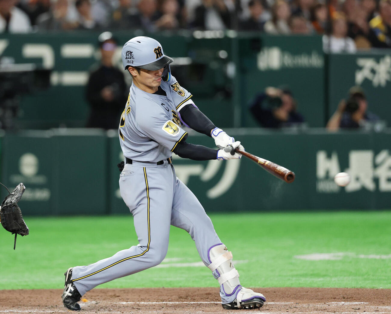 巨人対阪神　5回表阪神1死一塁、前打を放つ坂本誠志郎（撮影・増田悦実）