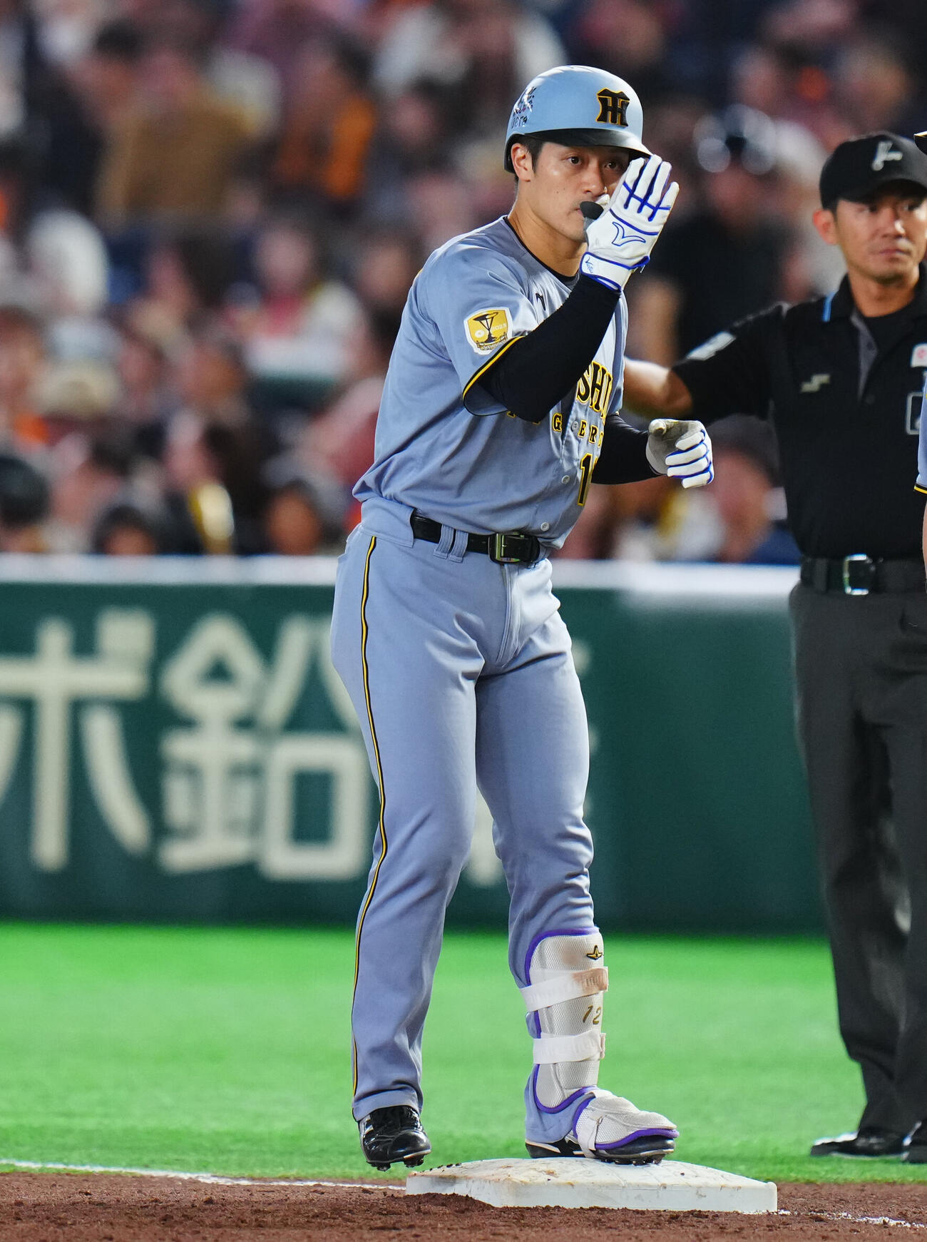 巨人対阪神　5回表阪神1死一塁、左前打を放ちポーズを決める坂本誠志郎（撮影・垰建太）