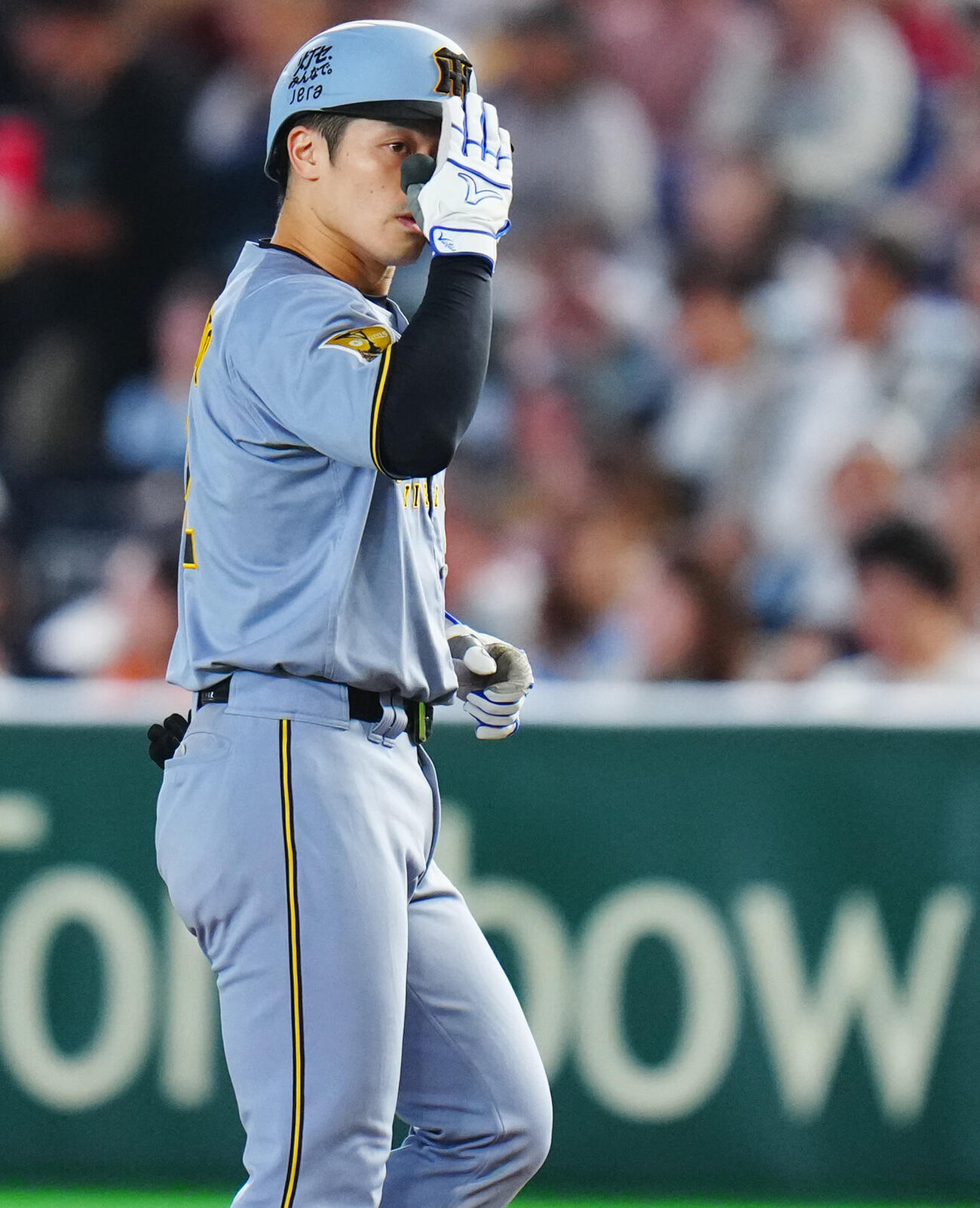巨人対阪神　6回表阪神1死一、二塁、中前打を放ちポーズを決める坂本誠志郎（撮影・垰建太）