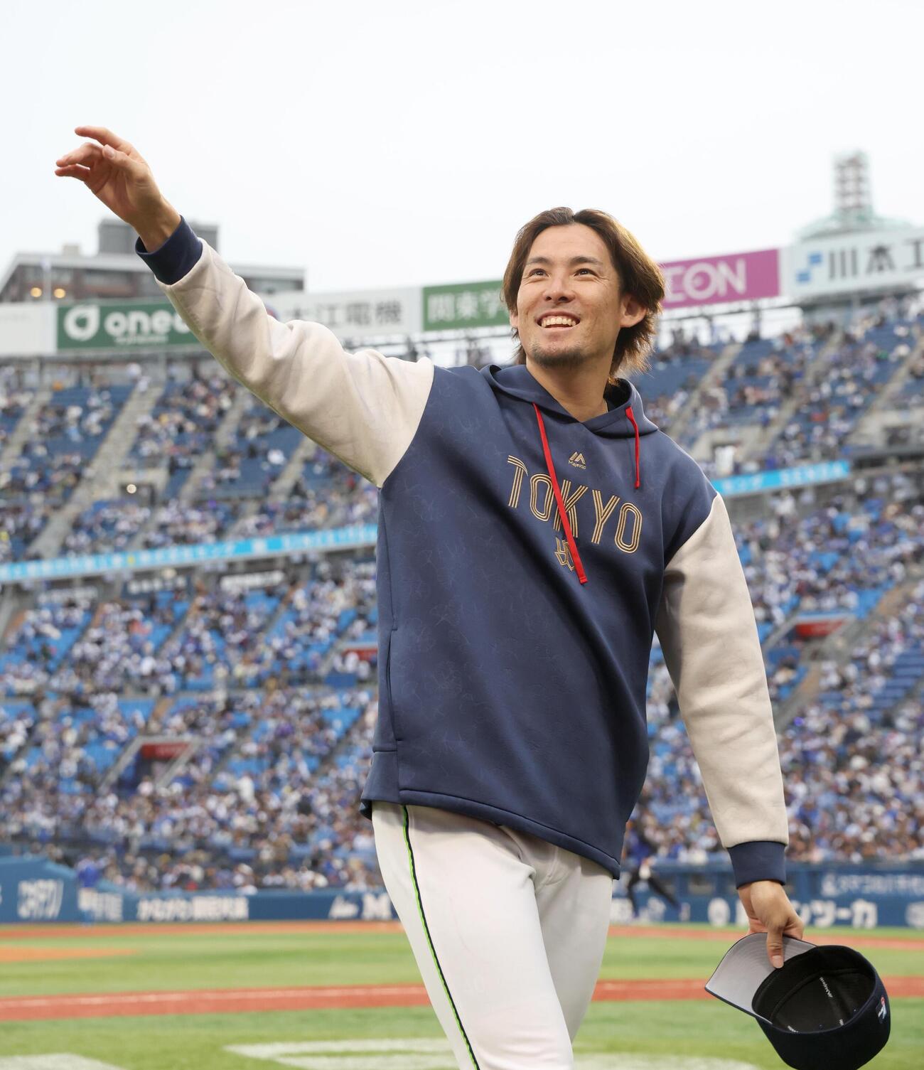 DeNA対ヤクルト　試合後、スタンドに手を振る高梨裕稔（撮影・黒川智章）