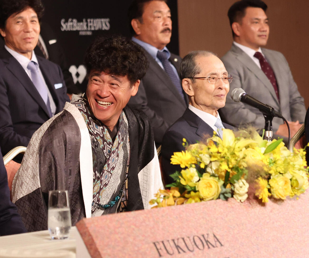 王レガシープロジェクトの発足会見で話をする城島健司CBO、奥は王貞治球団会長（撮影・梅根麻紀）