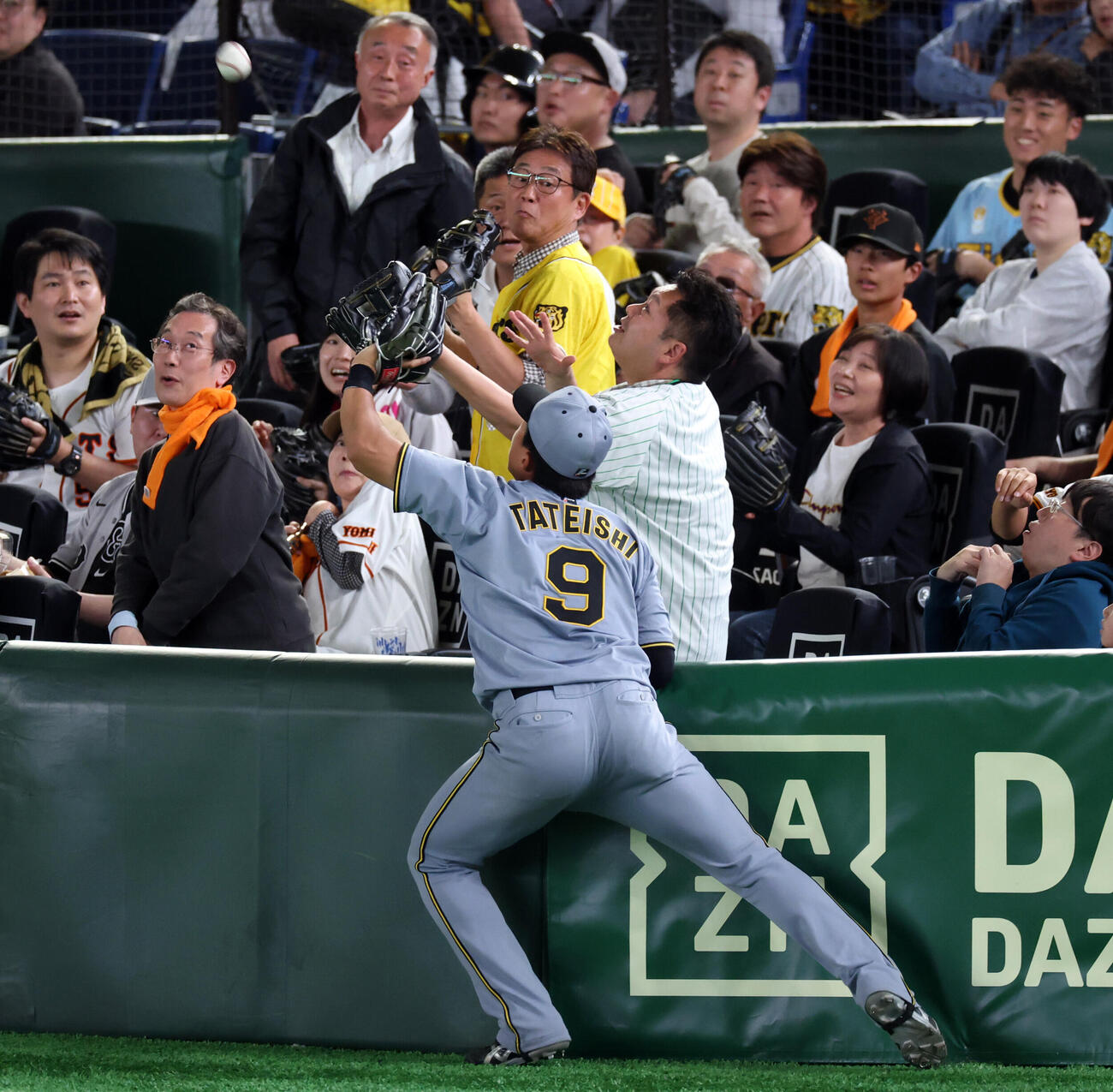 巨人対阪神　8回裏巨人無死一塁、佐々木俊輔の左邪飛をファンと重なりながら捕球する立石正広（撮影・浅見桂子）