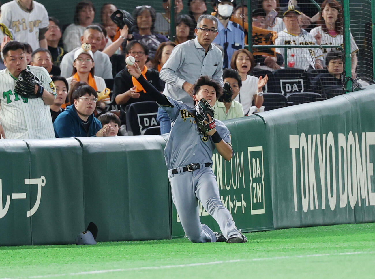 巨人対阪神　8回裏巨人無死一塁、佐々木俊輔の邪飛を捕球し投げる立石正広（撮影・増田悦実）